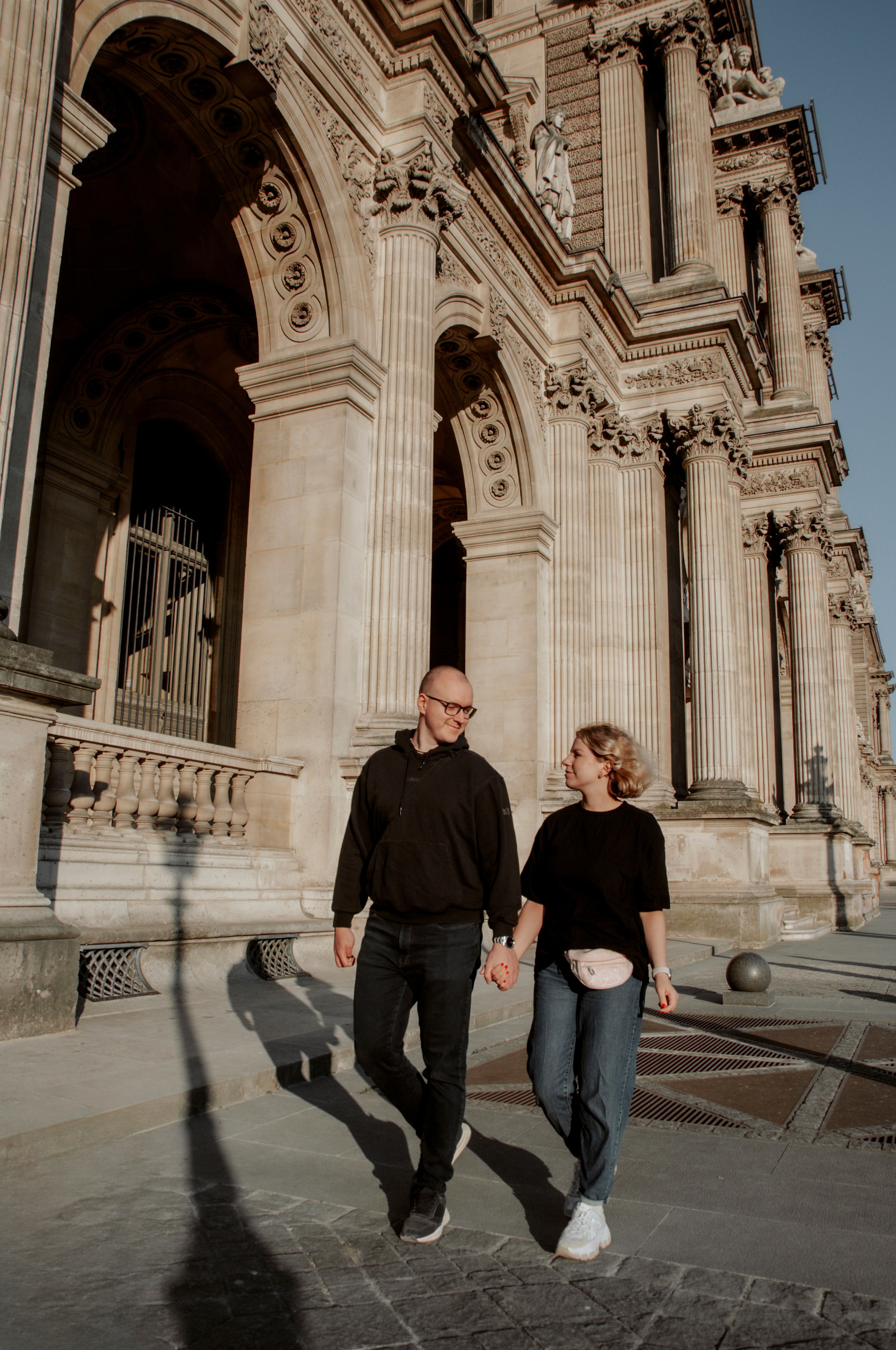 Couple photoshoot near the Louvre. Paris photographer — Polina Osipova
