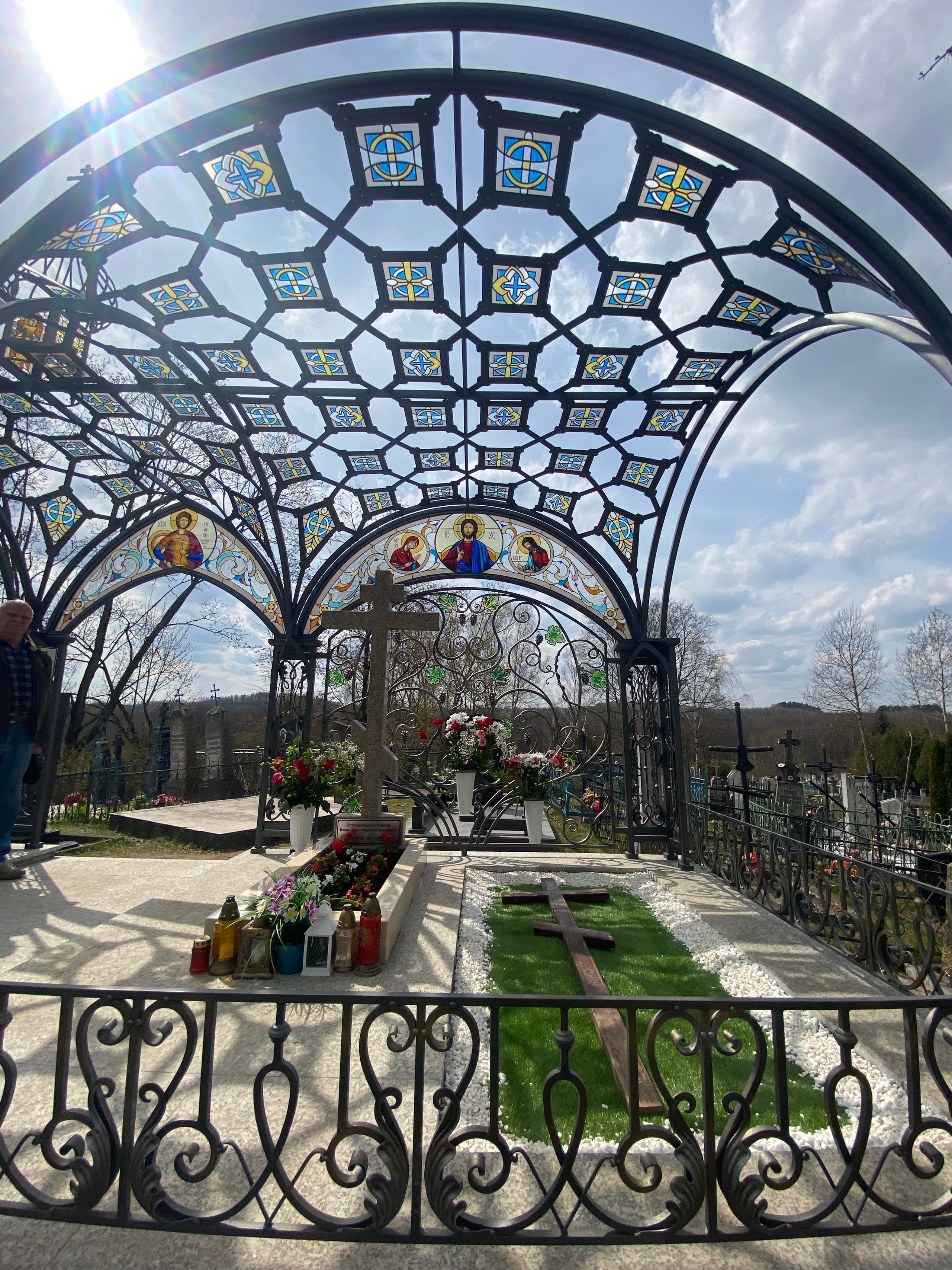 Архитектурная композиция «Красненский некрополь» в д. Красное Минской области. Протоиерей Фёдор Повный - идея и творческая концепция. Мария Тарлецкая - автор проекта и руководитель реализации. Анна Авгуль - витраж.  2020 г. Сталь, витражи, монолитный поликарбонат,  художественная ковка, лазерная резка, сварка. 