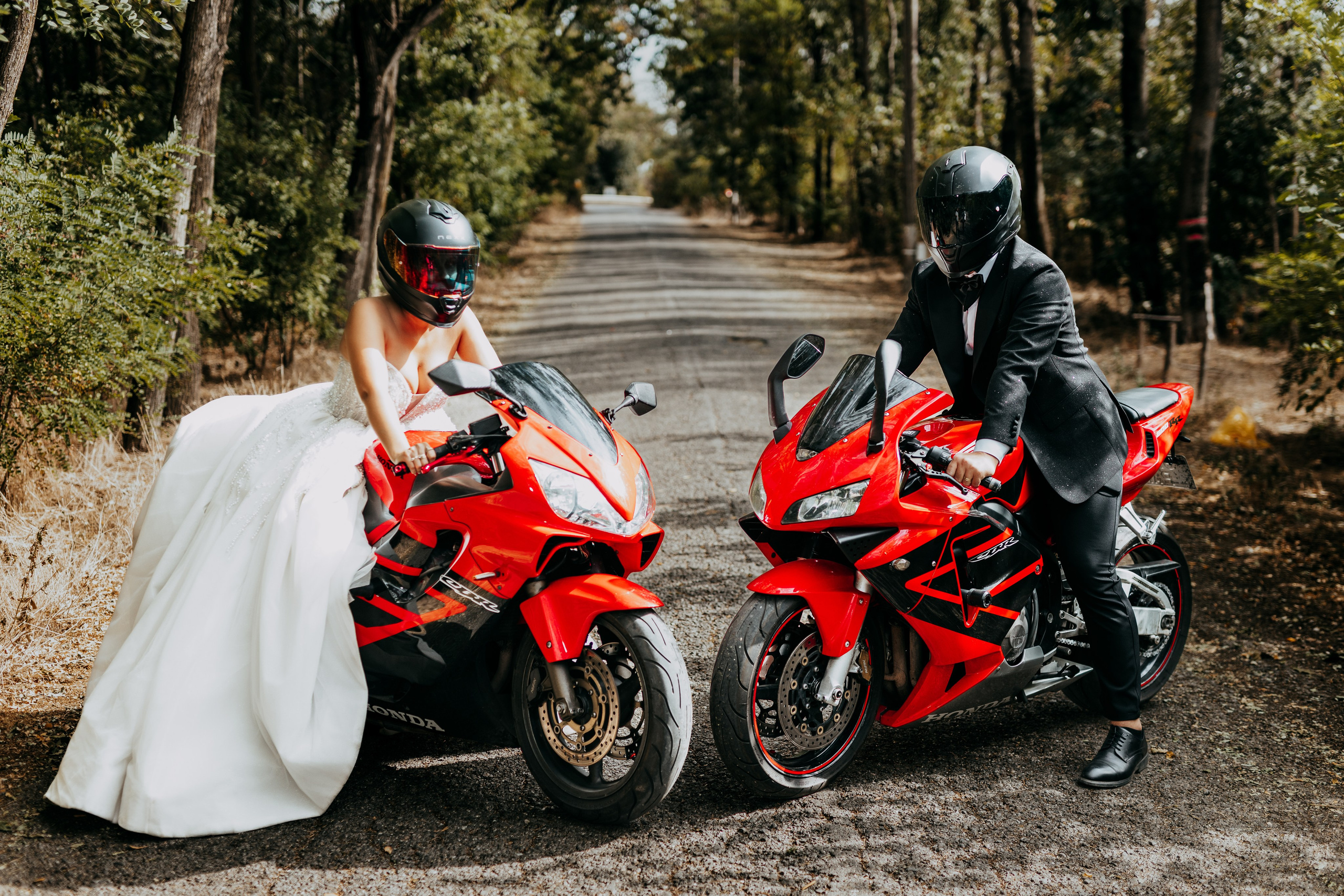 Trash the Dress cu motocicliști — ședință foto de poveste. Lucian Dedeu — Fotograf de nuntă și eveniment