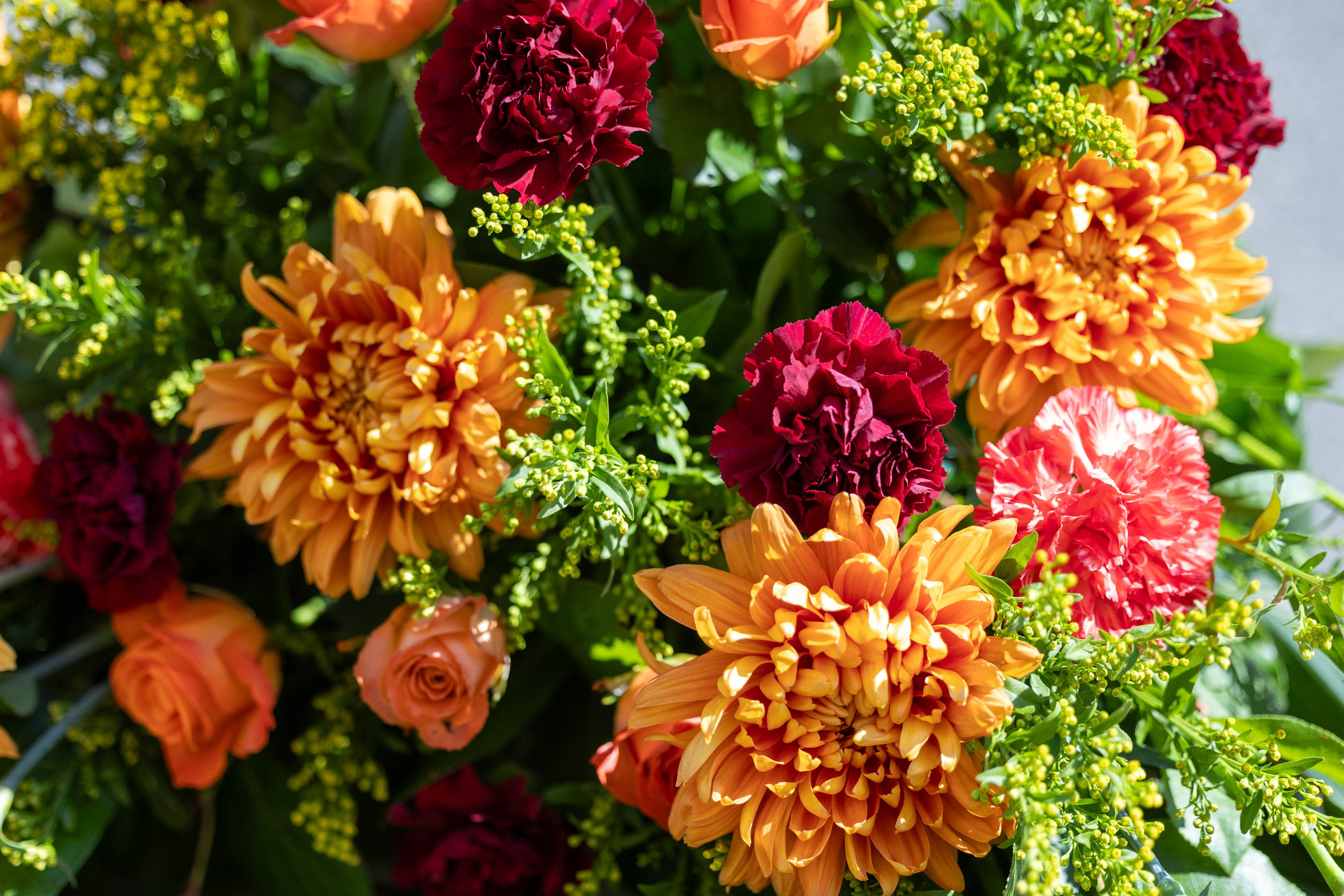 Vis din sidste ære med en smuk krans i varme farver fra Akropolis Blomster. Vores friske blomster i dybe, varme nuancer udtrykker respekt og omsorg. Bestil din krans i varme farver til begravelse i dag, og få den leveret i Aarhus og omegn.