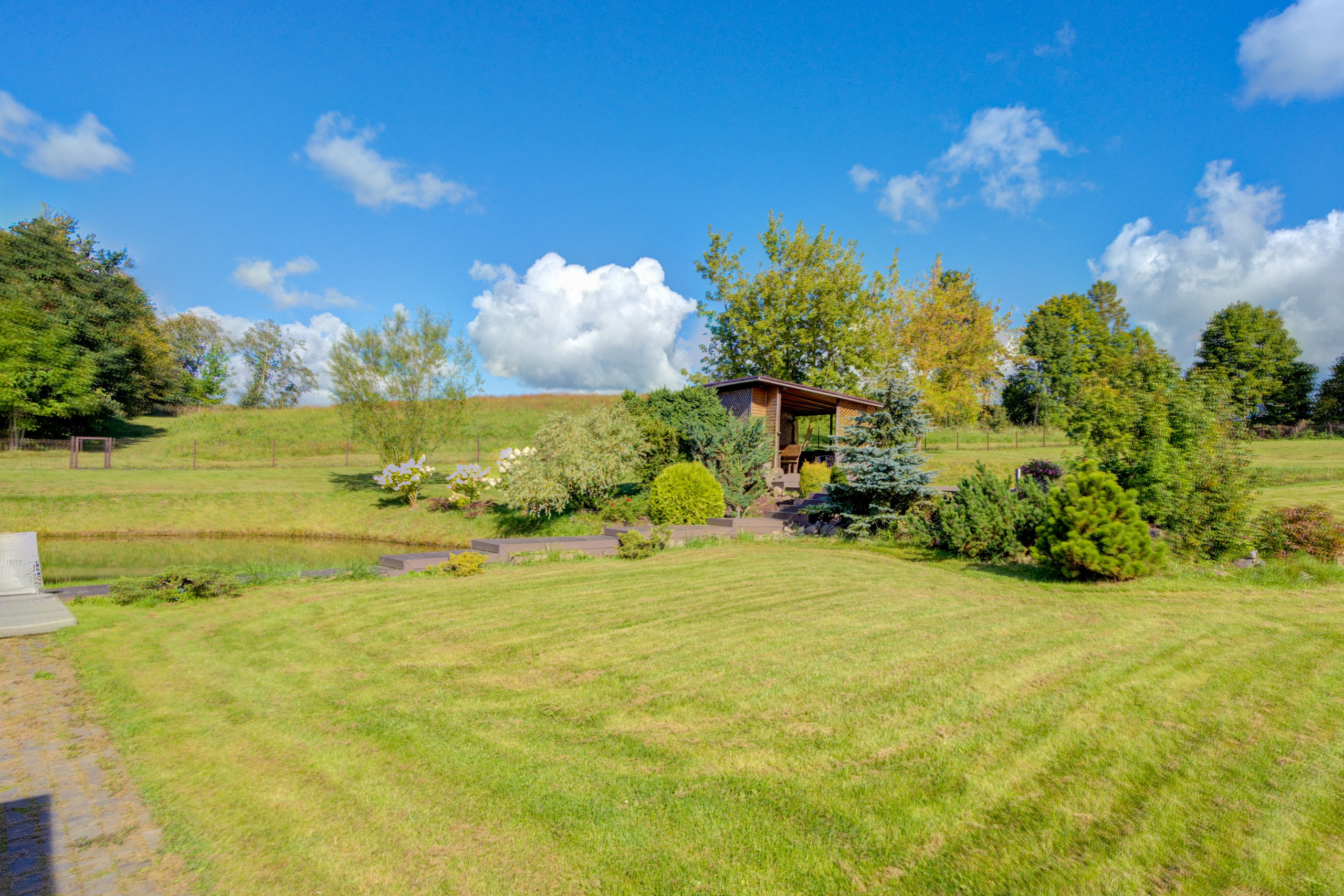 Sadyba Vinliaus r. prie ežero. Elina Sapiega fotografė Vilniuje