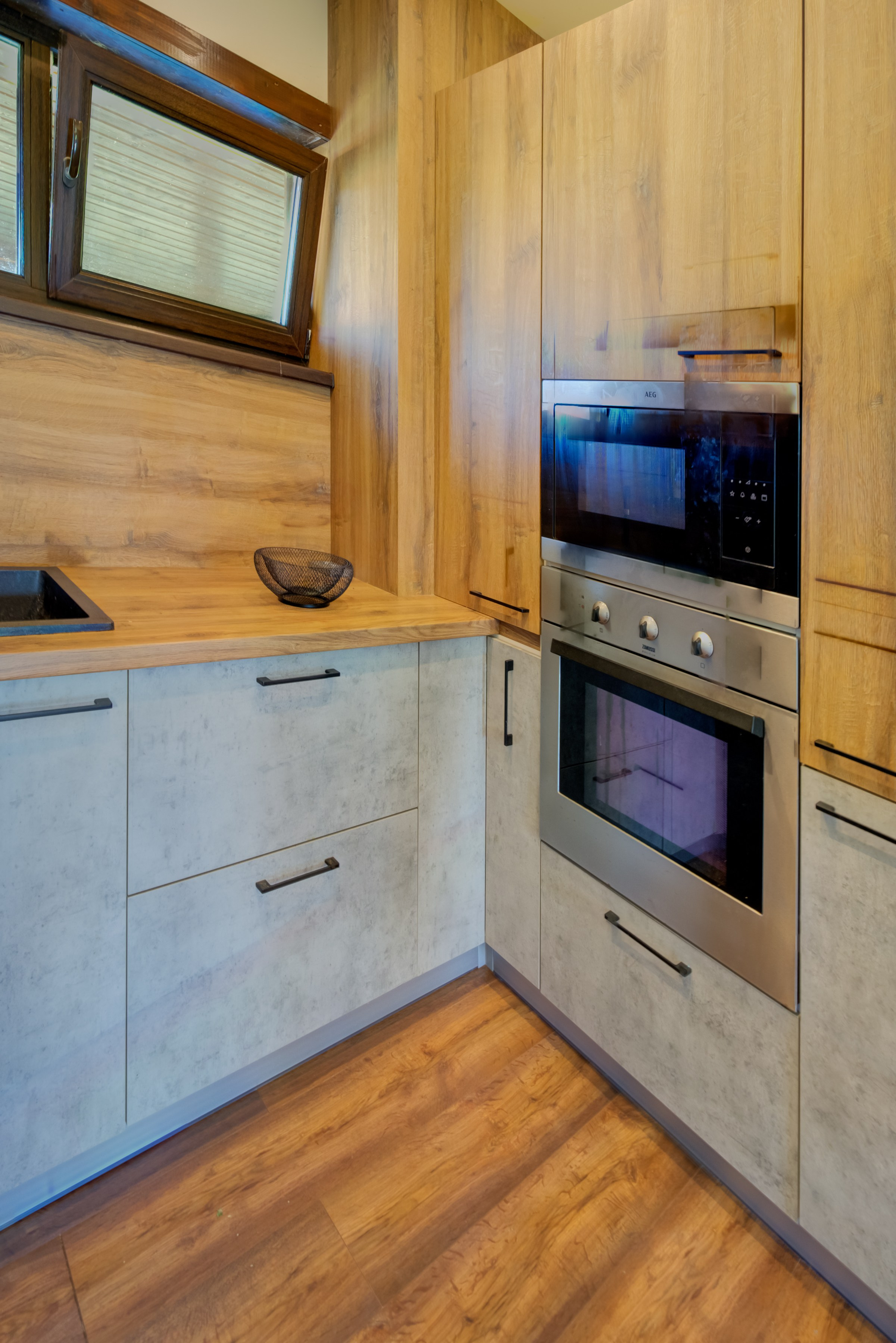 Sadyba Vinliaus r. prie ežero. Elina Sapiega fotografė Vilniuje