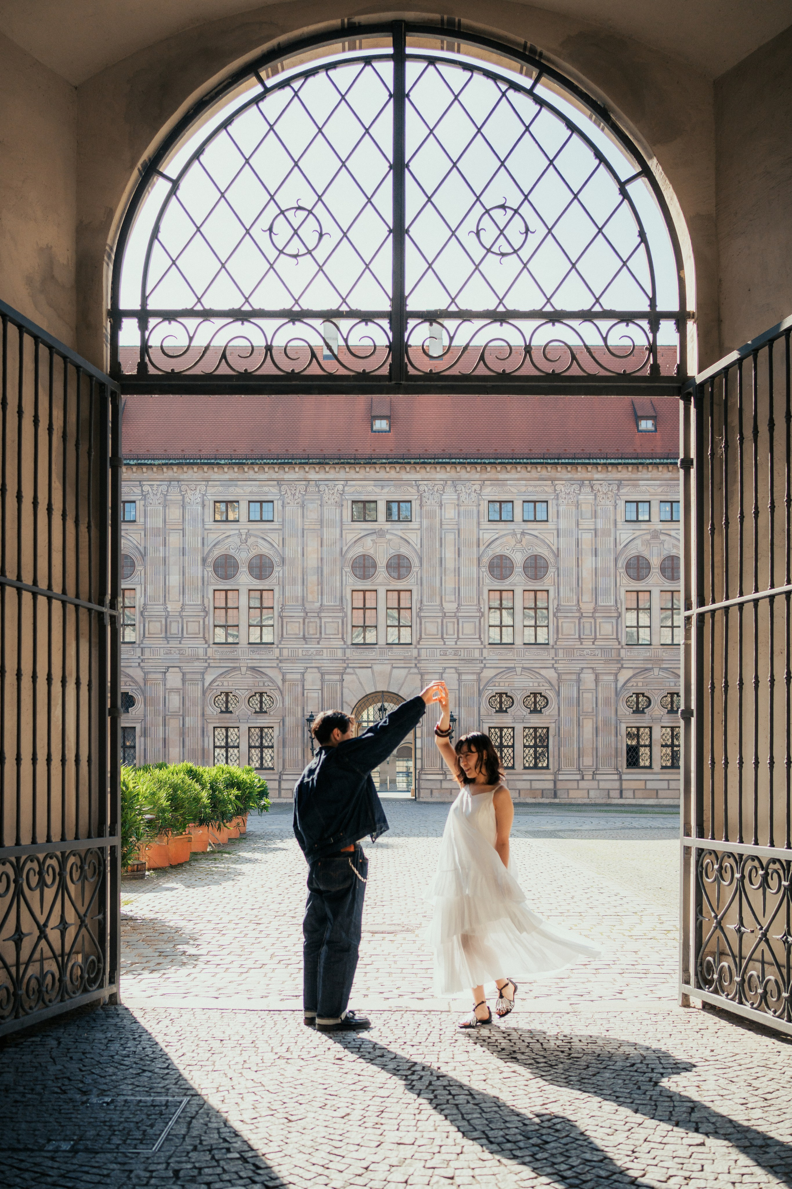 Honeymoon walk. Portrait Lifestyle Photographer in Munich — Polina Cherkasova