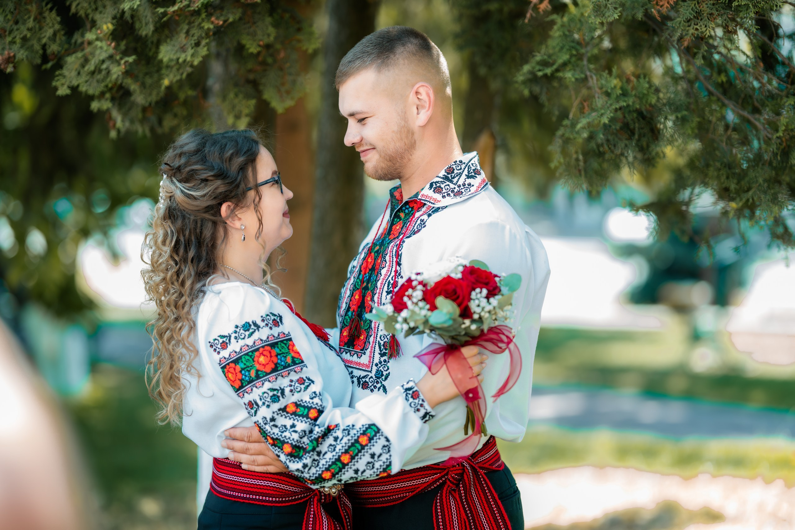 Fotograf stare civilă Siret – Andrei & Andreea în ie tradițională din Bucovina | AlinoFotoStudio