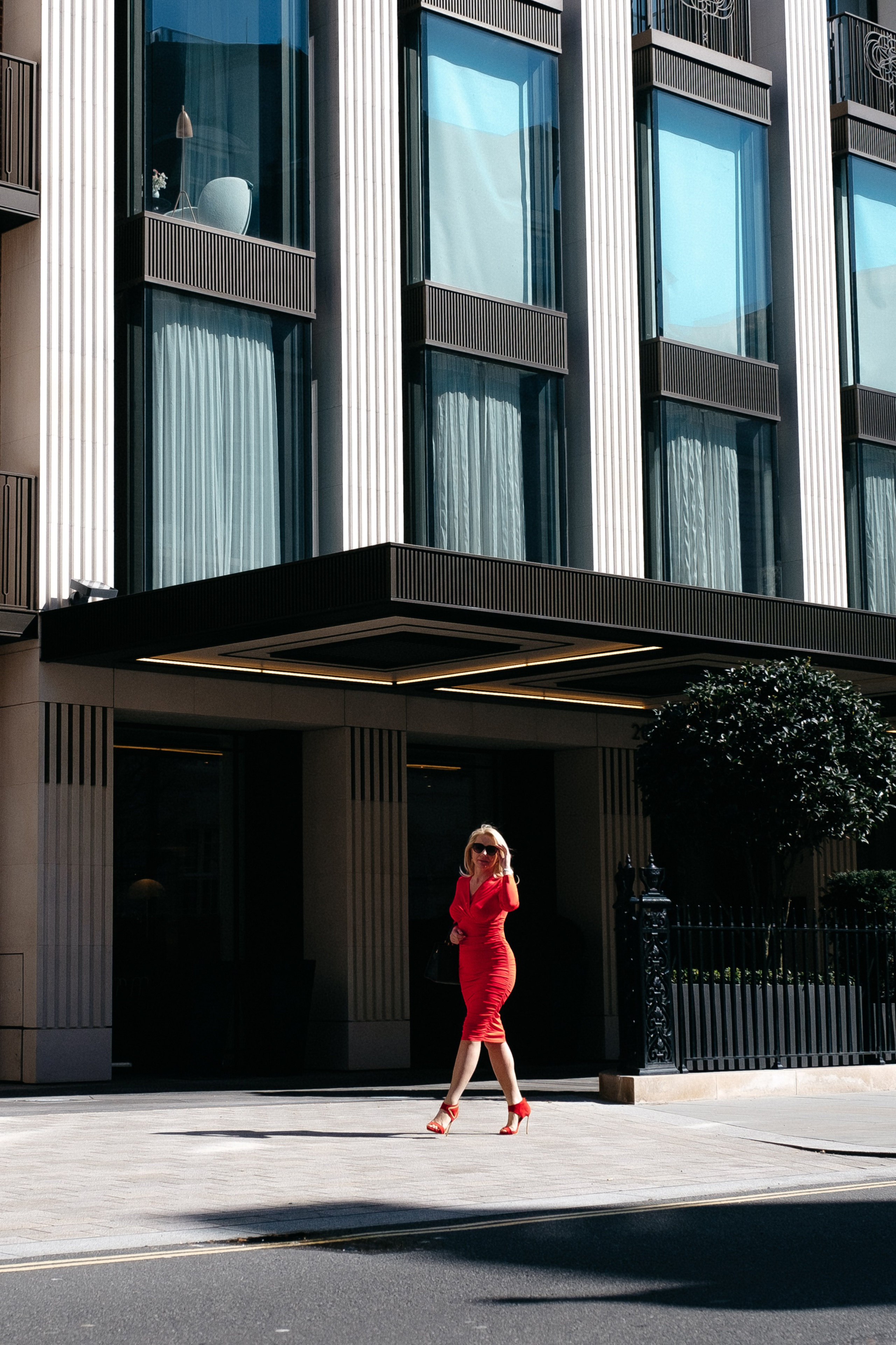 Red mood. Fashion and portrait photographer in London Roman Pilipenko