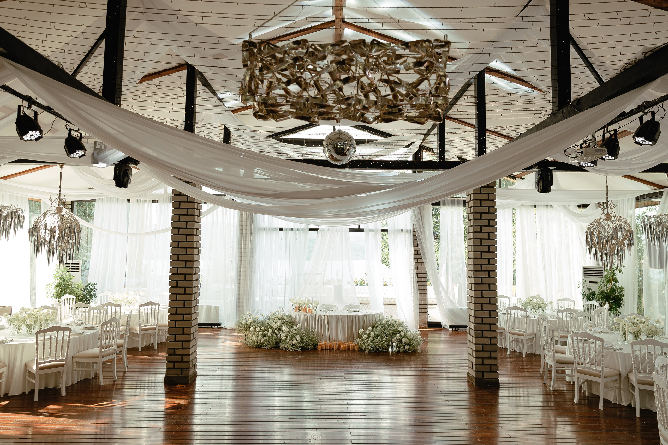 Thomas & Suyumbika. Главная