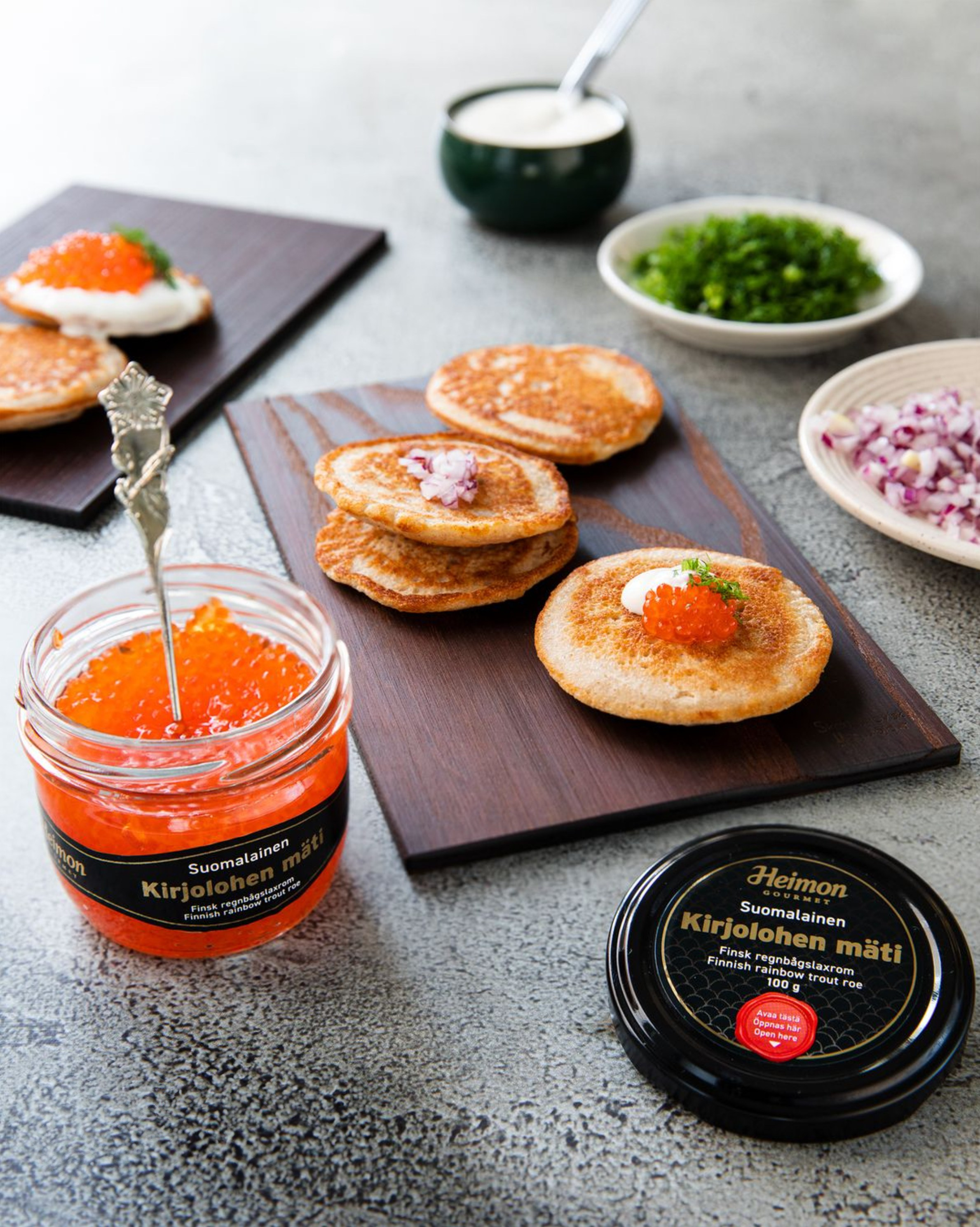 Bliinit lisukkeilla ja mädillä. Food photo kuvaus. Luonnollinen valo. 