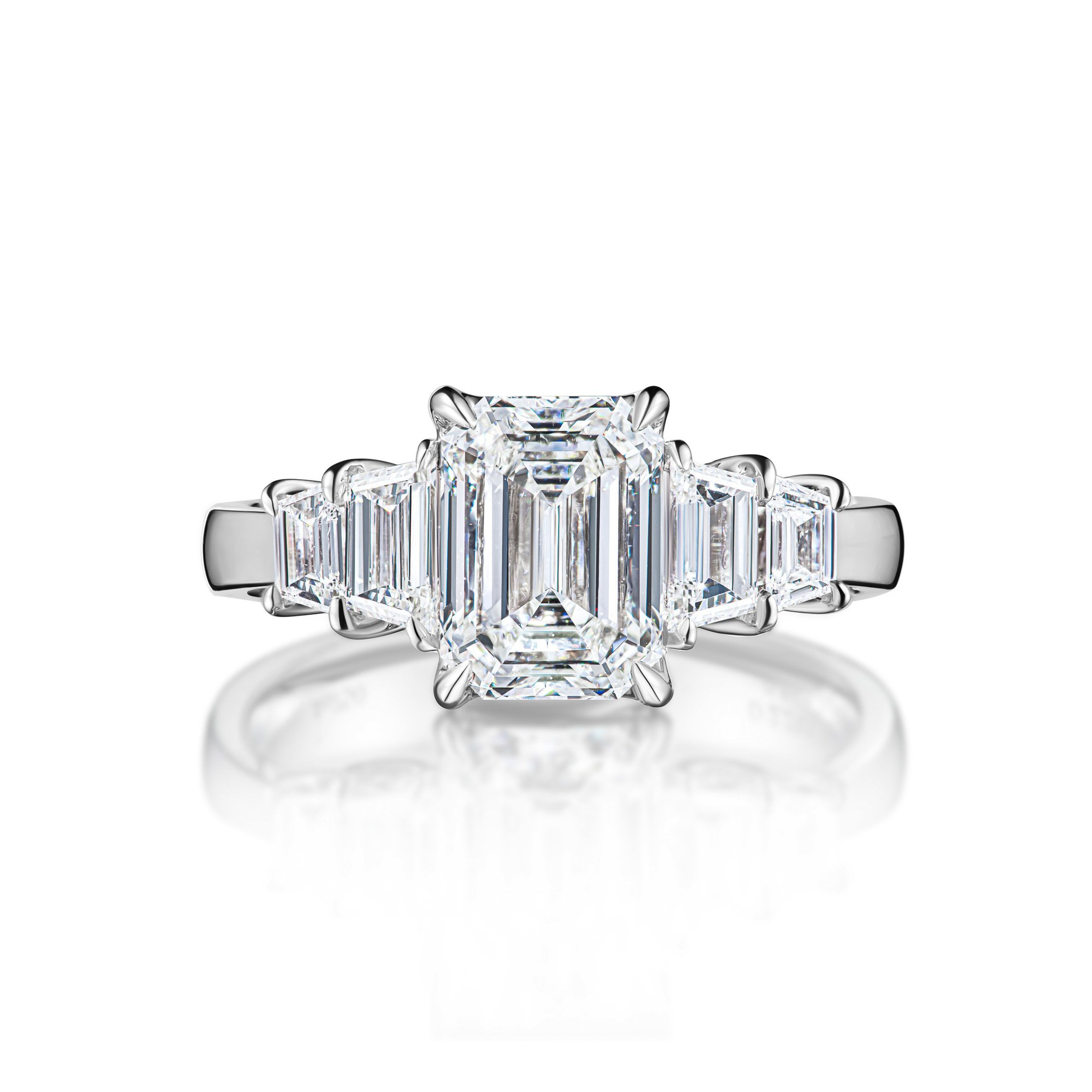  jewelry ring with diamonds - photographer Andrey Dunin