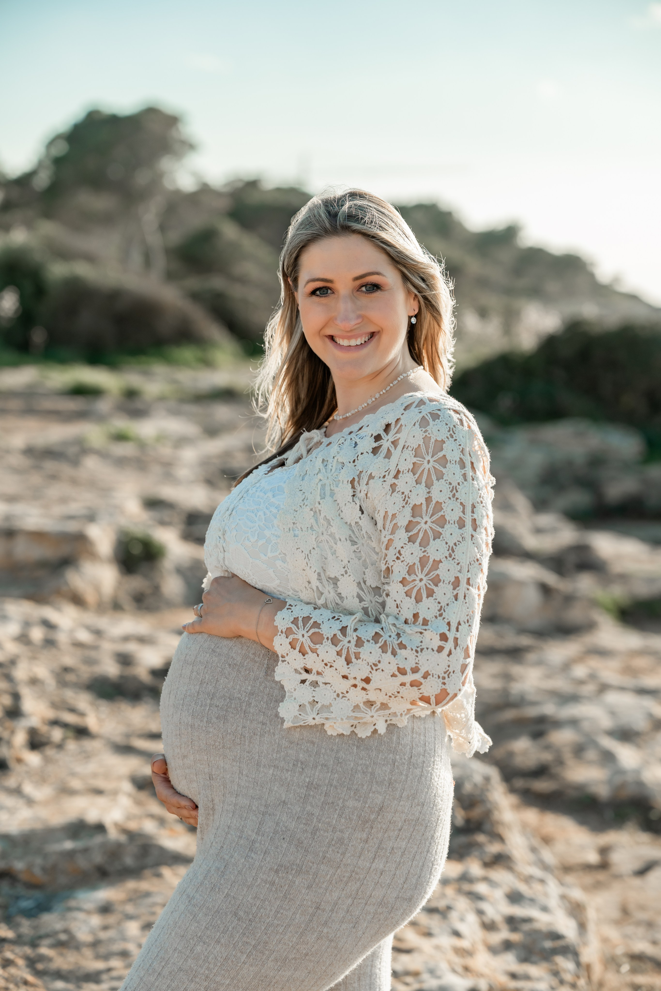 Schwangerschaftsshooting am Meer. Deine Fotografin auf Mallorca für Familien und Business