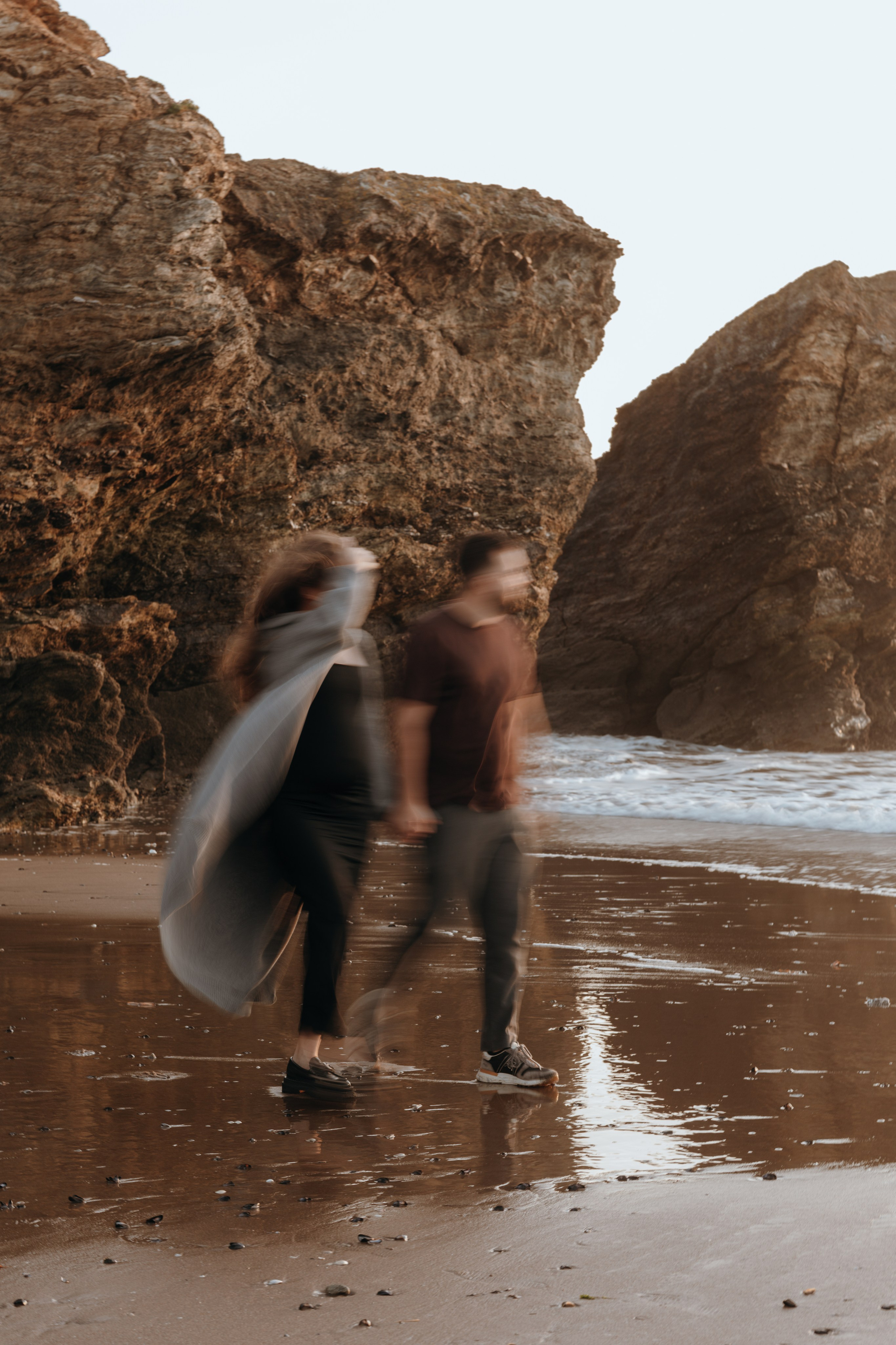 Sunset maternity photoshoot. Annah Louwagie — Lifestyle photographer for couples, families & brands | France & worldwide