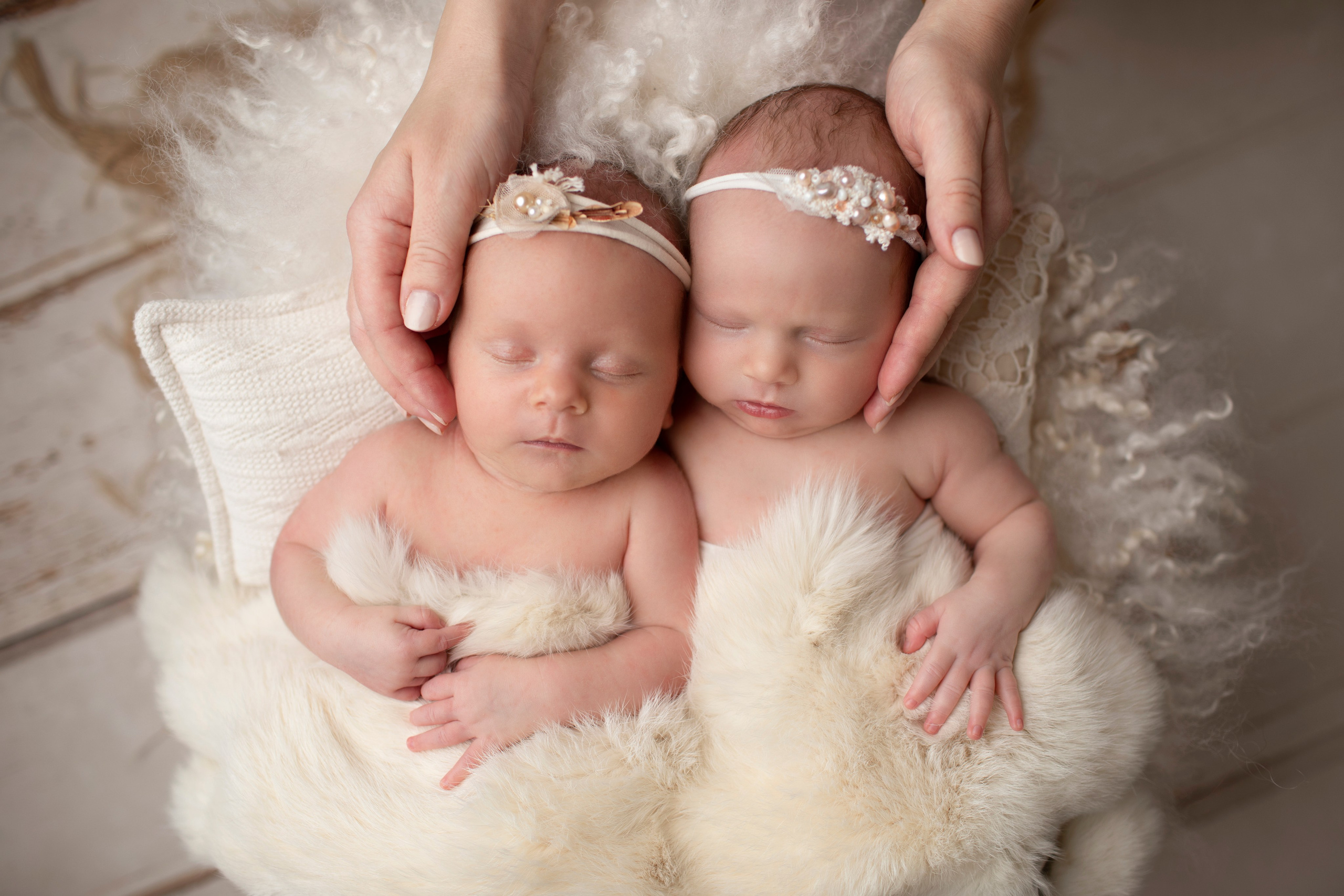 Syskonen håller sin nyfödda bror i famnen, ett fotografi från fototillfället av familjeband och glädje.