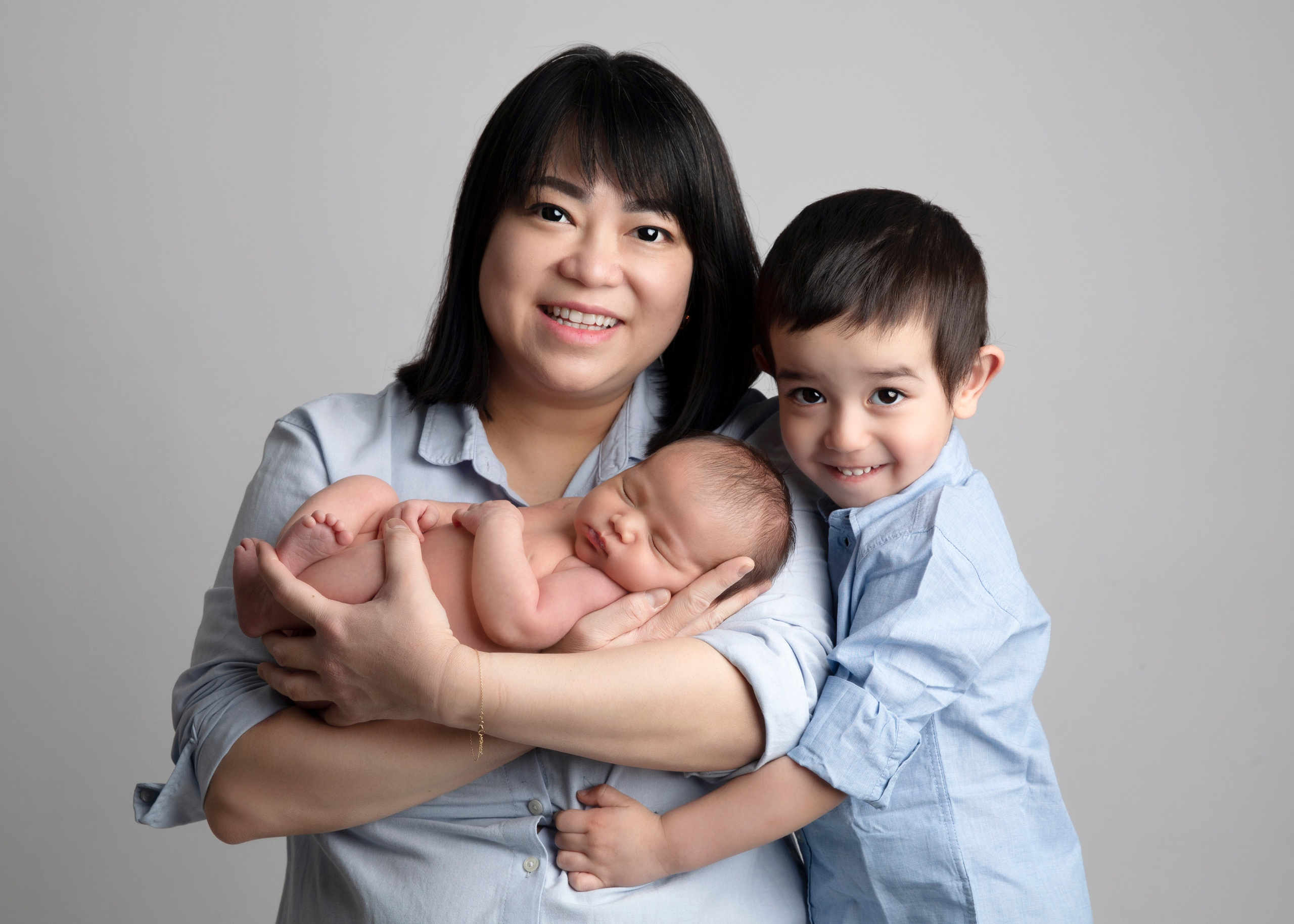 Familjen samlad med sitt nyfödda barn, ett fotografi från fotosessionen som för alltid bevarar kärleken