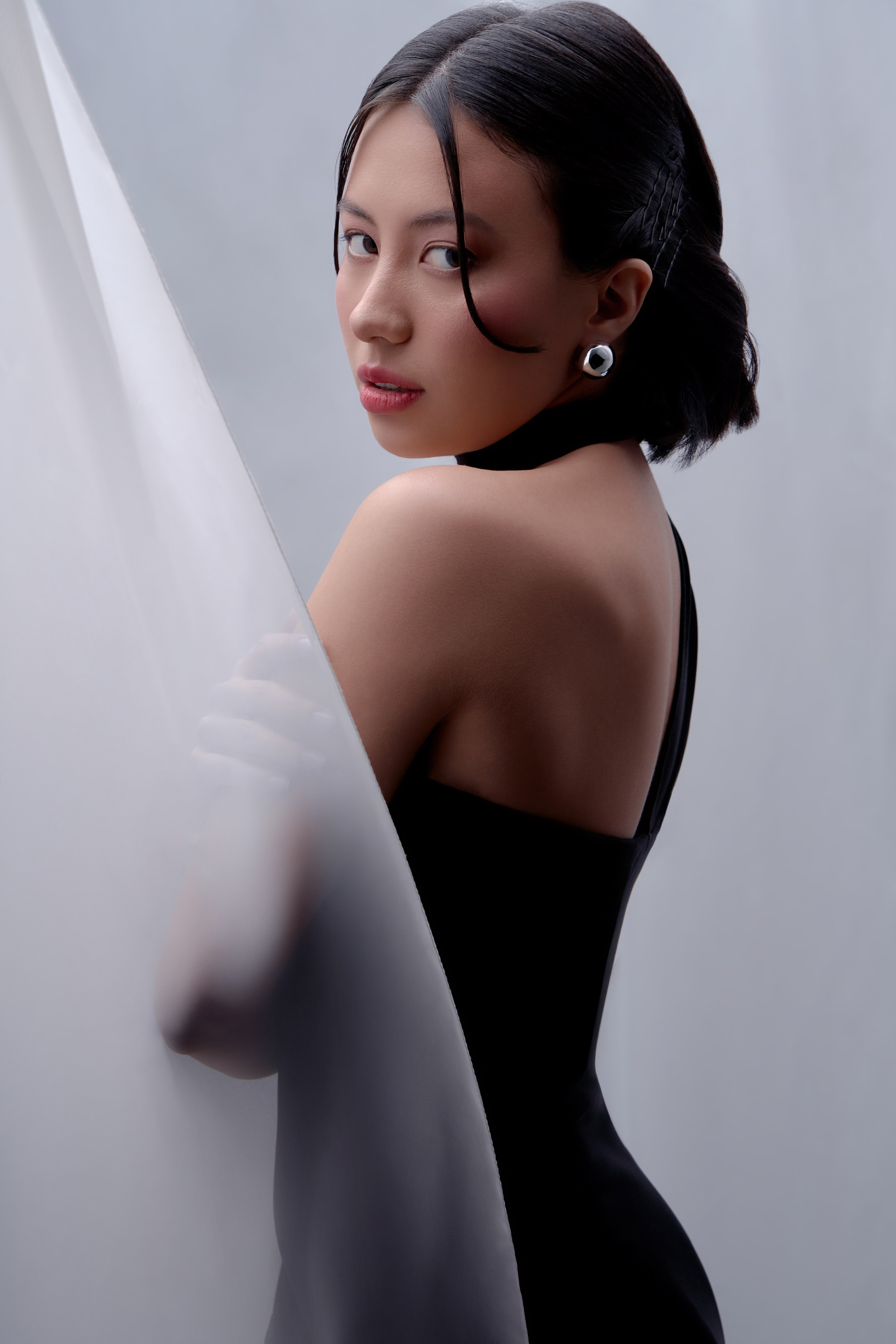 beauty retouching, portrait retouching, high-end skin retouch, natural skin texture, professional beauty retoucher, editorial retouching, retouching for photographers, makeup retouching, fashion photo editing, clean portrait retouch, commercial beauty retouching, realistic skin retouch