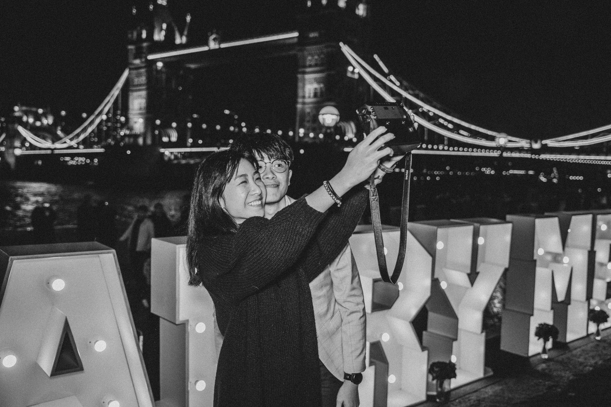 Proposal next to Tower Bridge. Tonya Kyrylenko photographer in London
