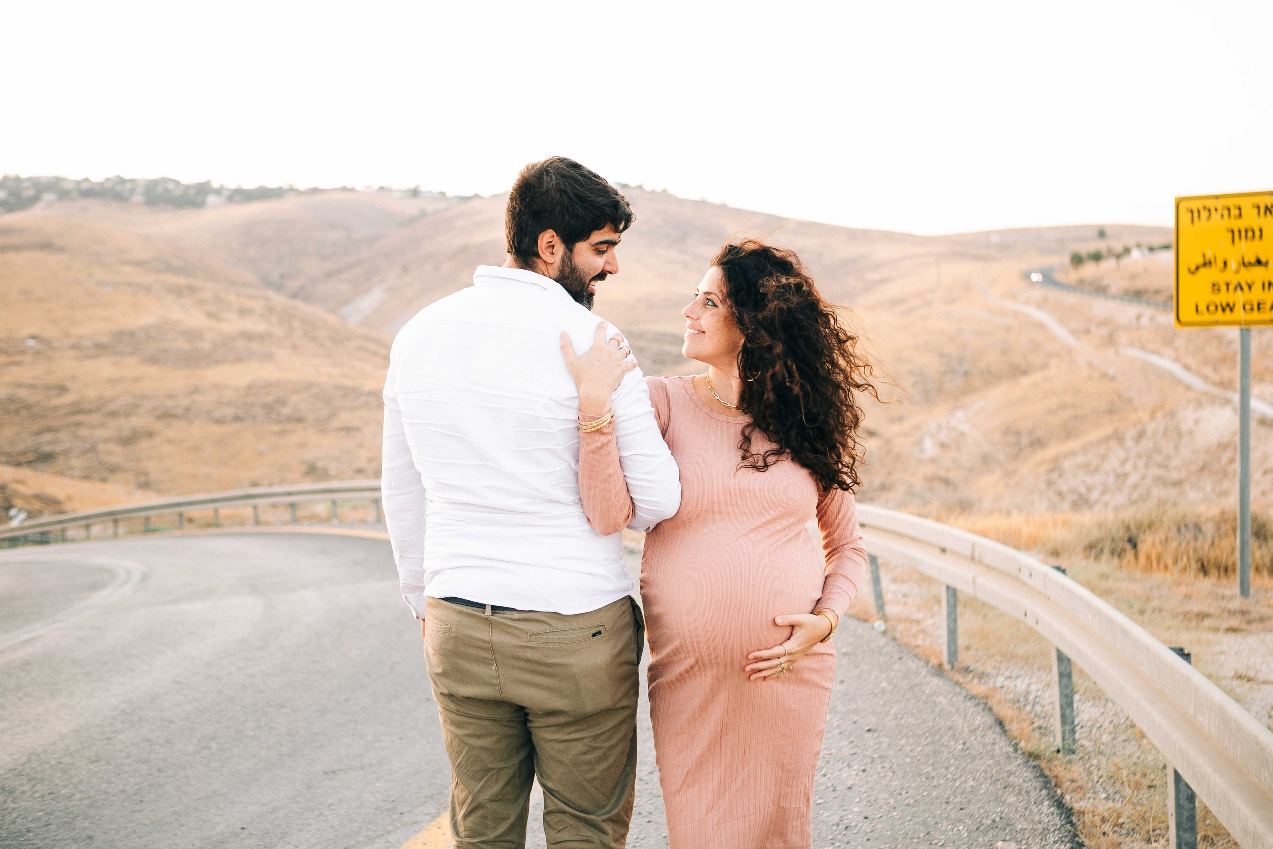 PREGNANT PHOTOSESSION IN THE DESERT. PHOTOGRAPHER IN ISRAEL