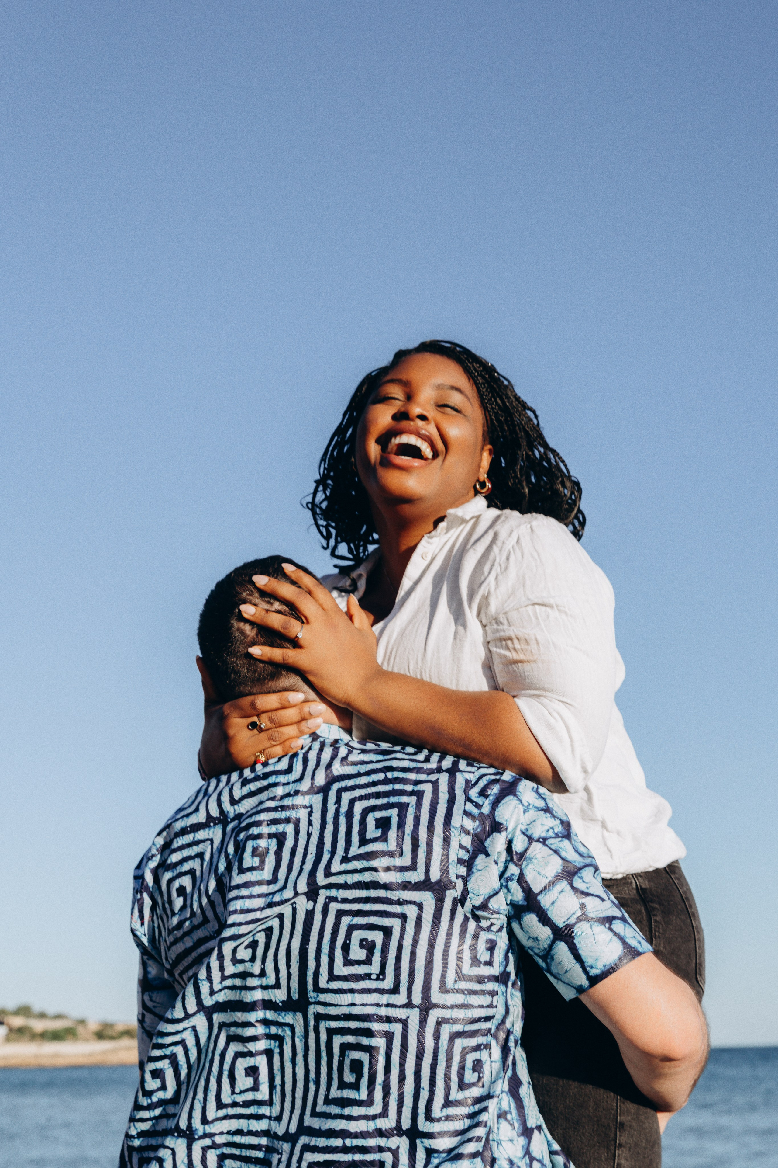 Sesión de fotos alegre de pareja en Tarragona, España, capturando un momento espontáneo de risa y amor — ideal para quienes buscan sesiones auténticas y emocionales de historia de amor en Tarragona y en toda España.