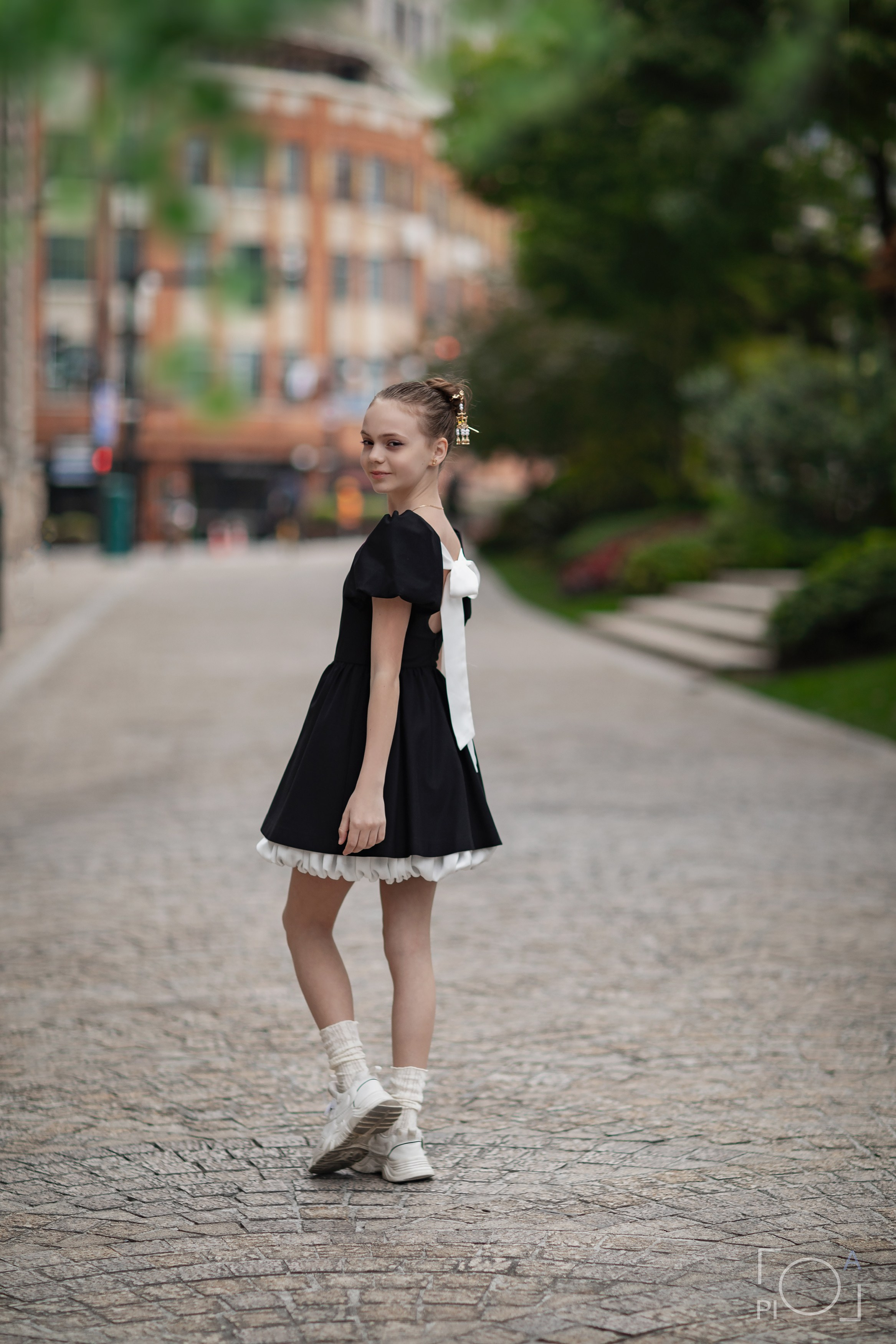 Фотосессия в Шанхае для девочки 11 лет, в черном платье 