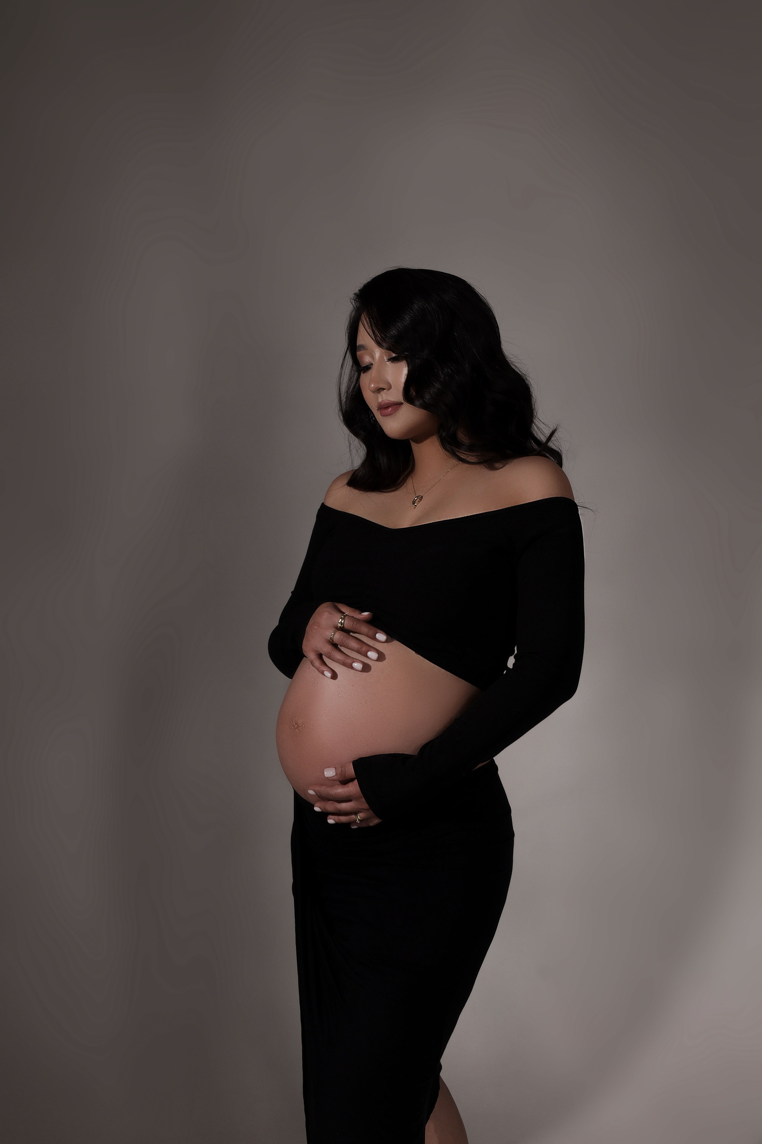 черная двойка.топ с длинными рукавами и юбка необычного кроя, мини с одной стороны,миди с другой. размер S