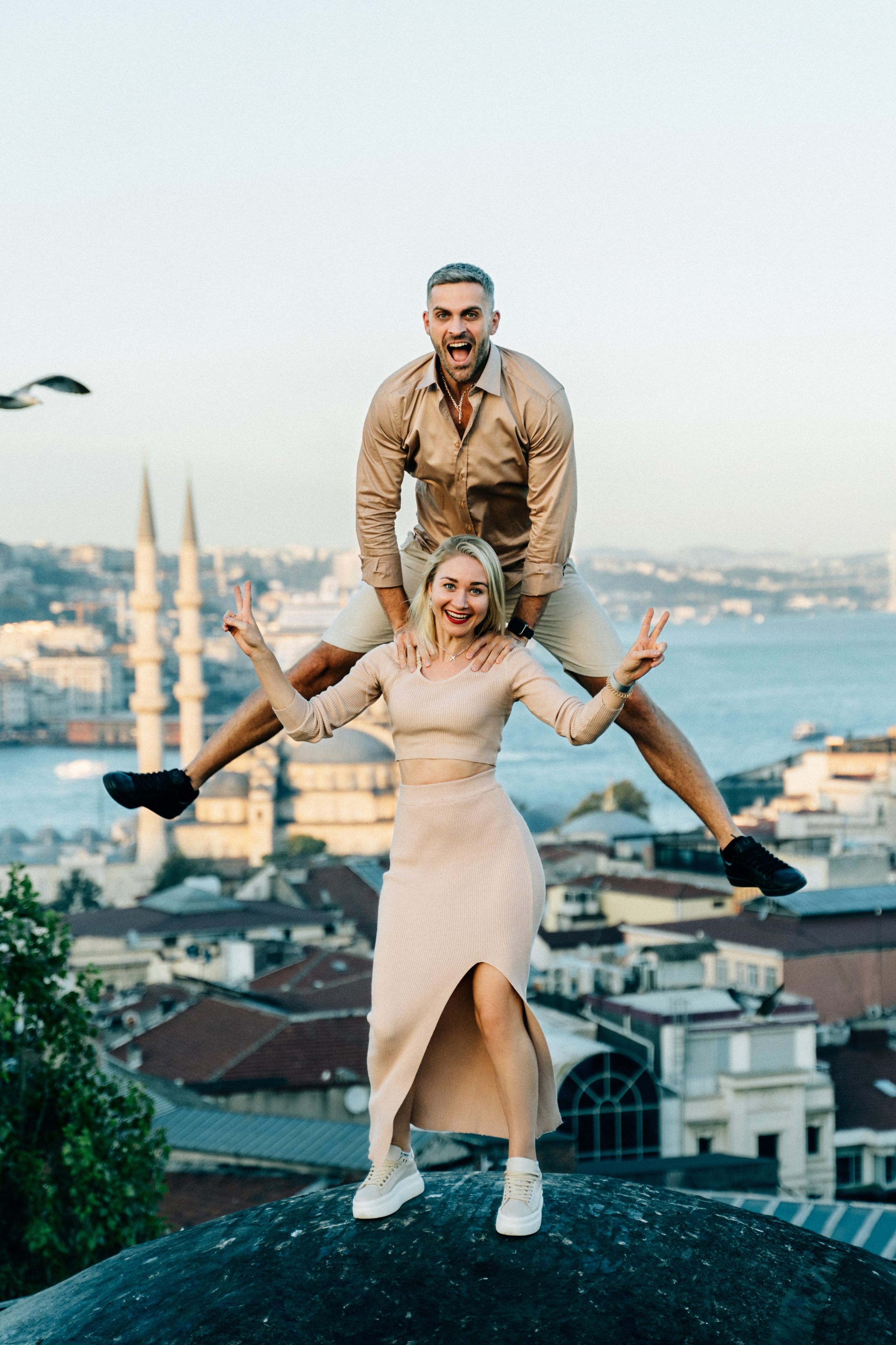 Романтическая фотосессия  на крыше с чайками в Стамбуле