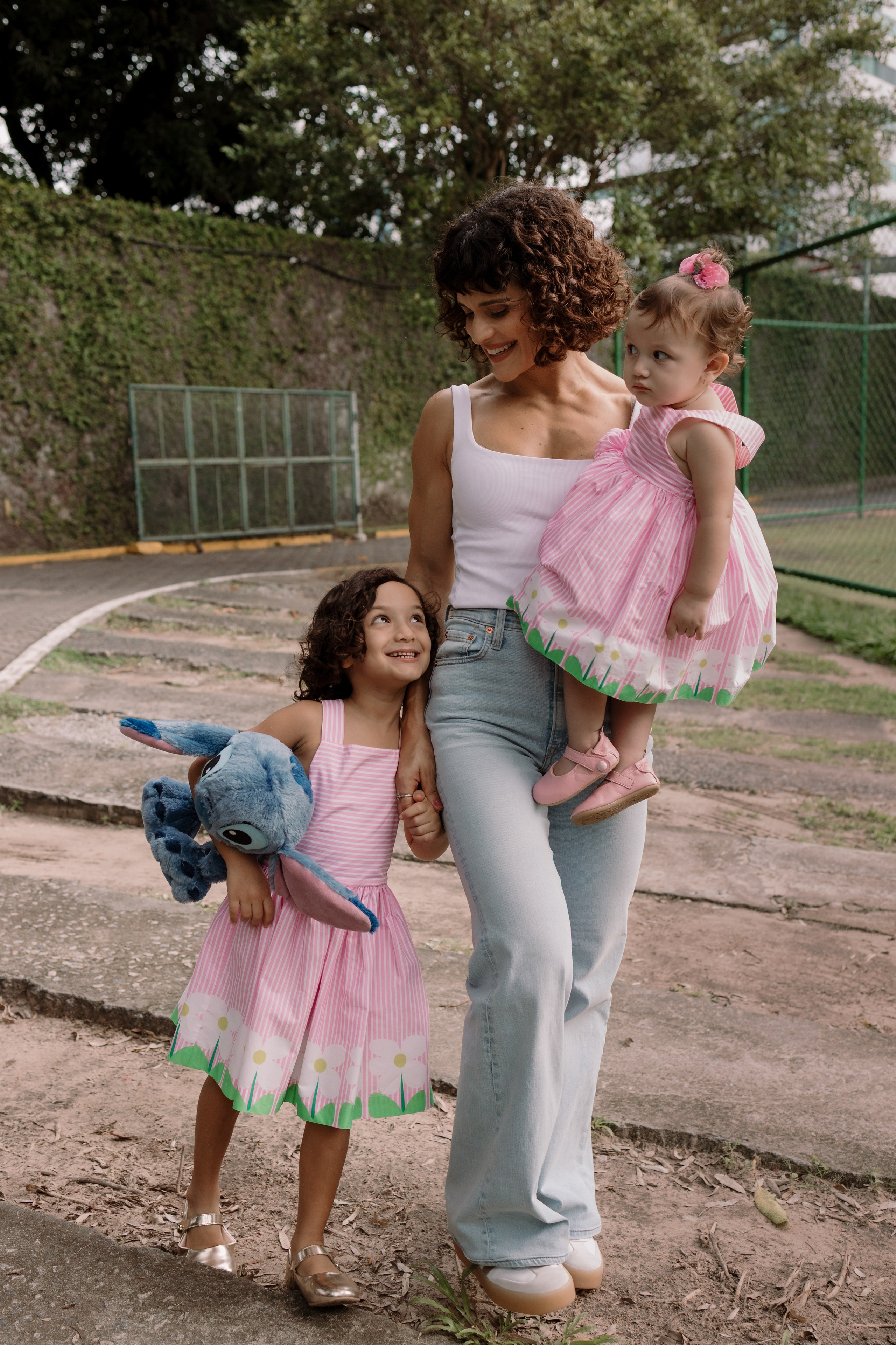 Mãe passeando com as filhas