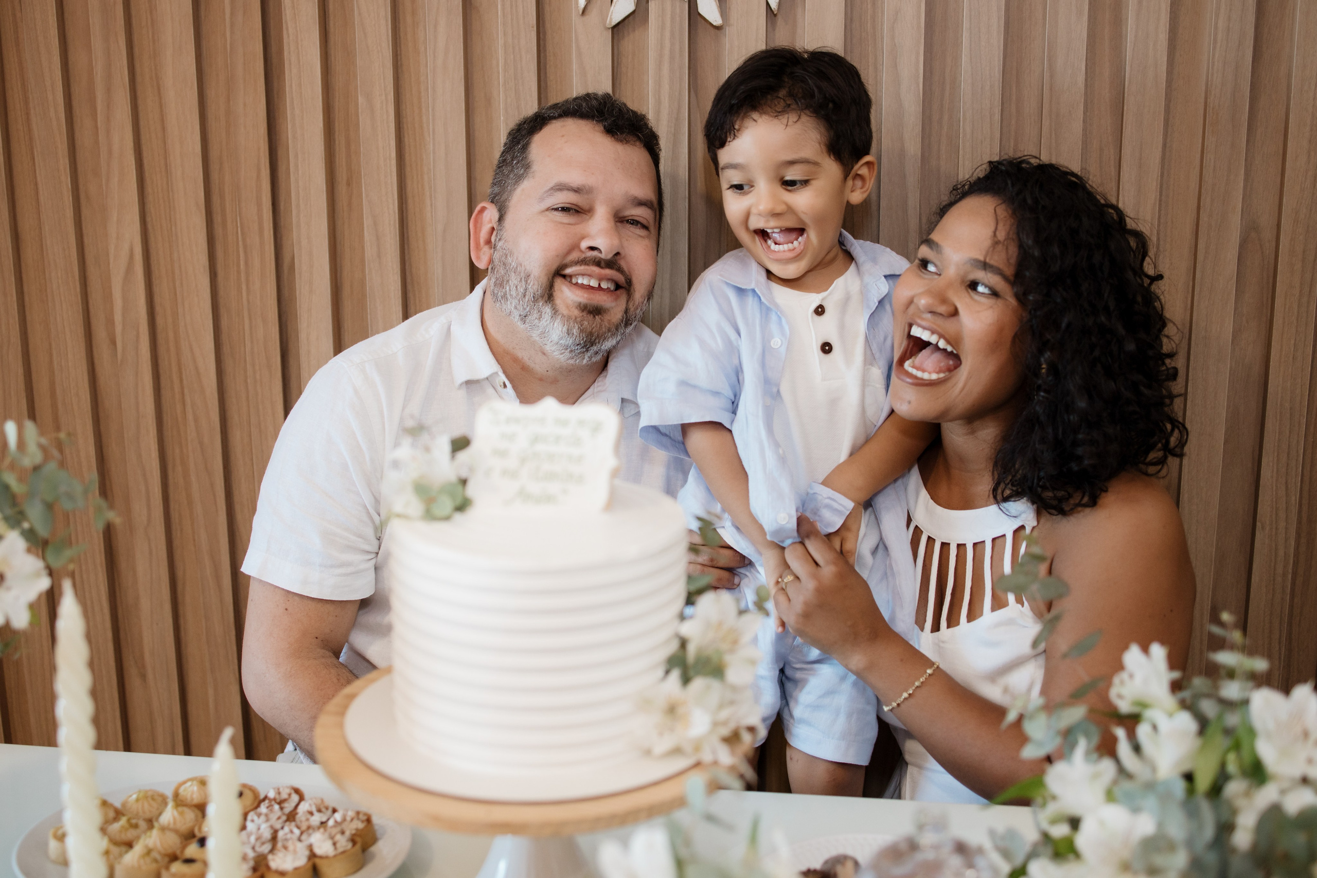 Família reunida em casa na celebração após batismo