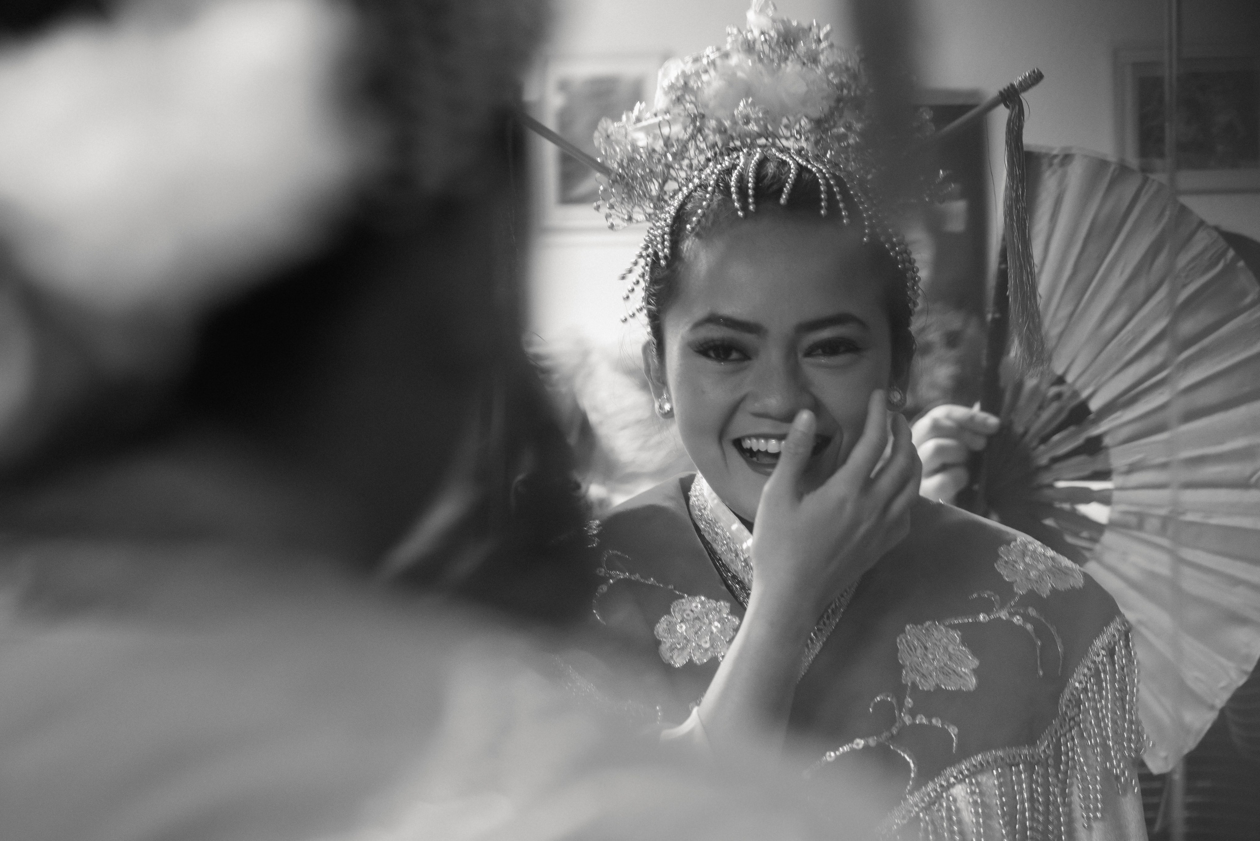 Vorbereitungen zum traditionellen indonesischen Tanz Legong. Schwarz-weiß Fotografie in Münster. Fotografin Viktoria Roschen