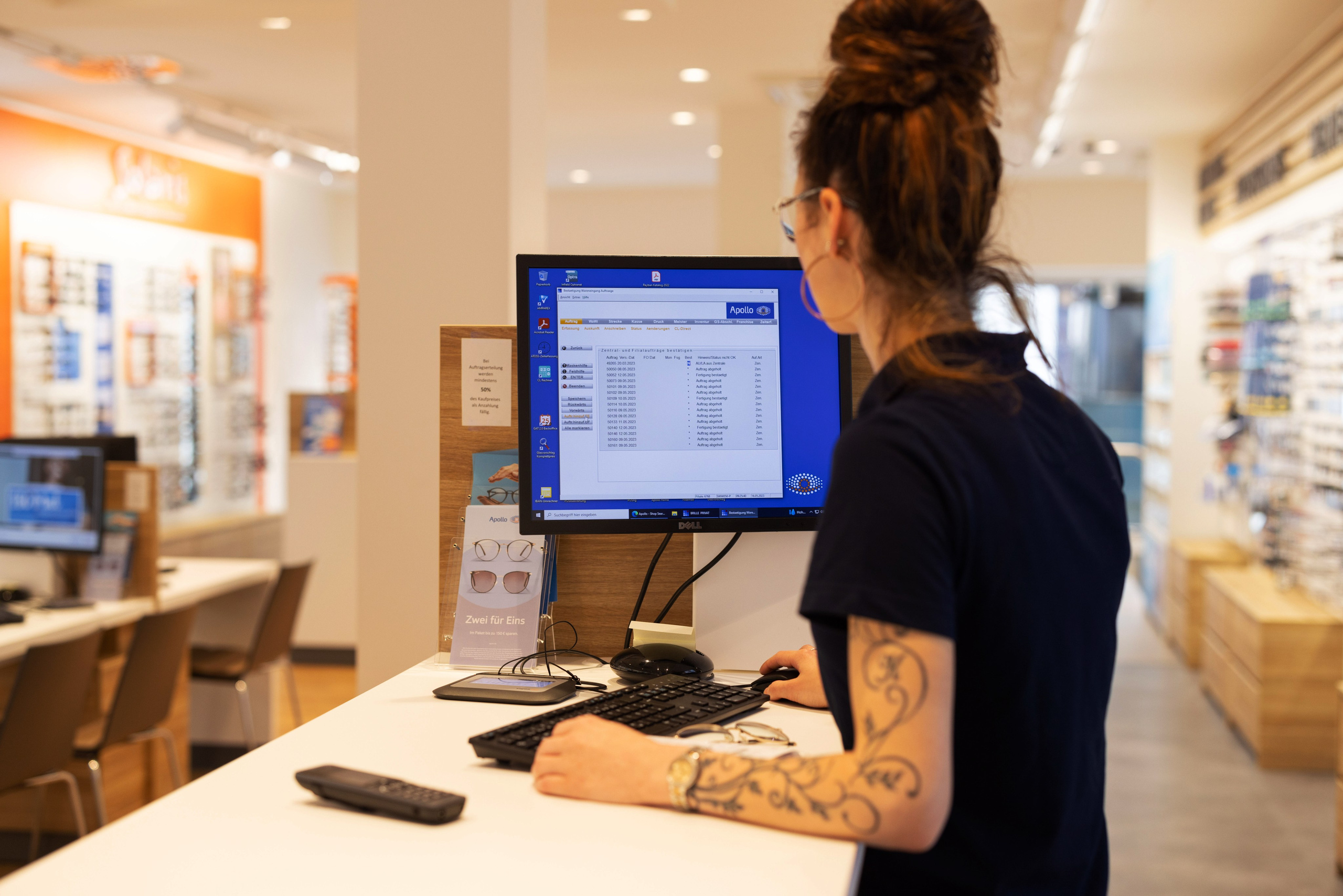 Image-Video für Optiker – Kontaktlinsenanpassung: „Optiker zeigt einem Kunden, wie Kontaktlinsen richtig eingesetzt und gepflegt werden.