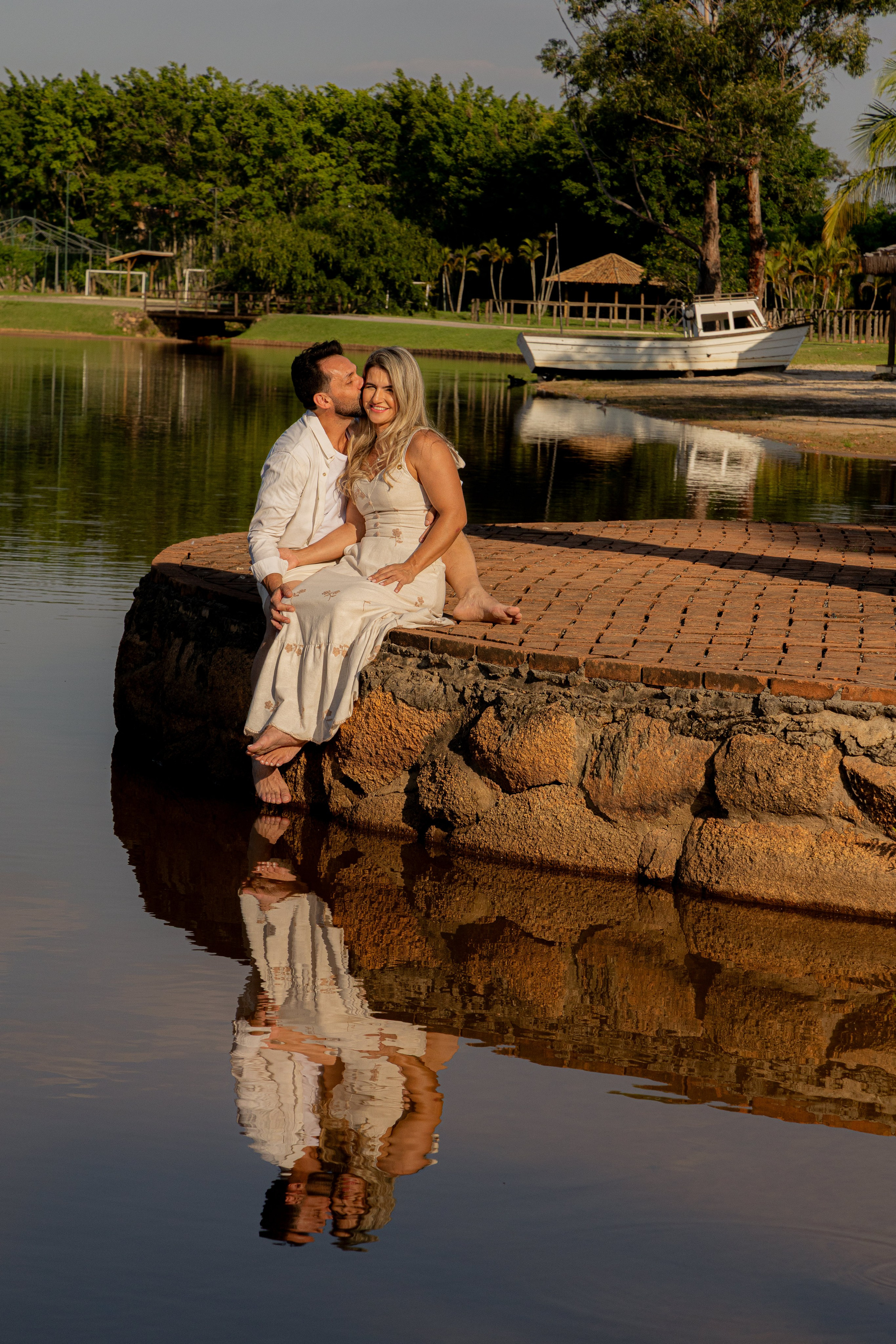 Ensaio Pré-Wedding no Interior Paulista com Lago, Areia e Pôr do Sol | Studio Melk. Tela cheia