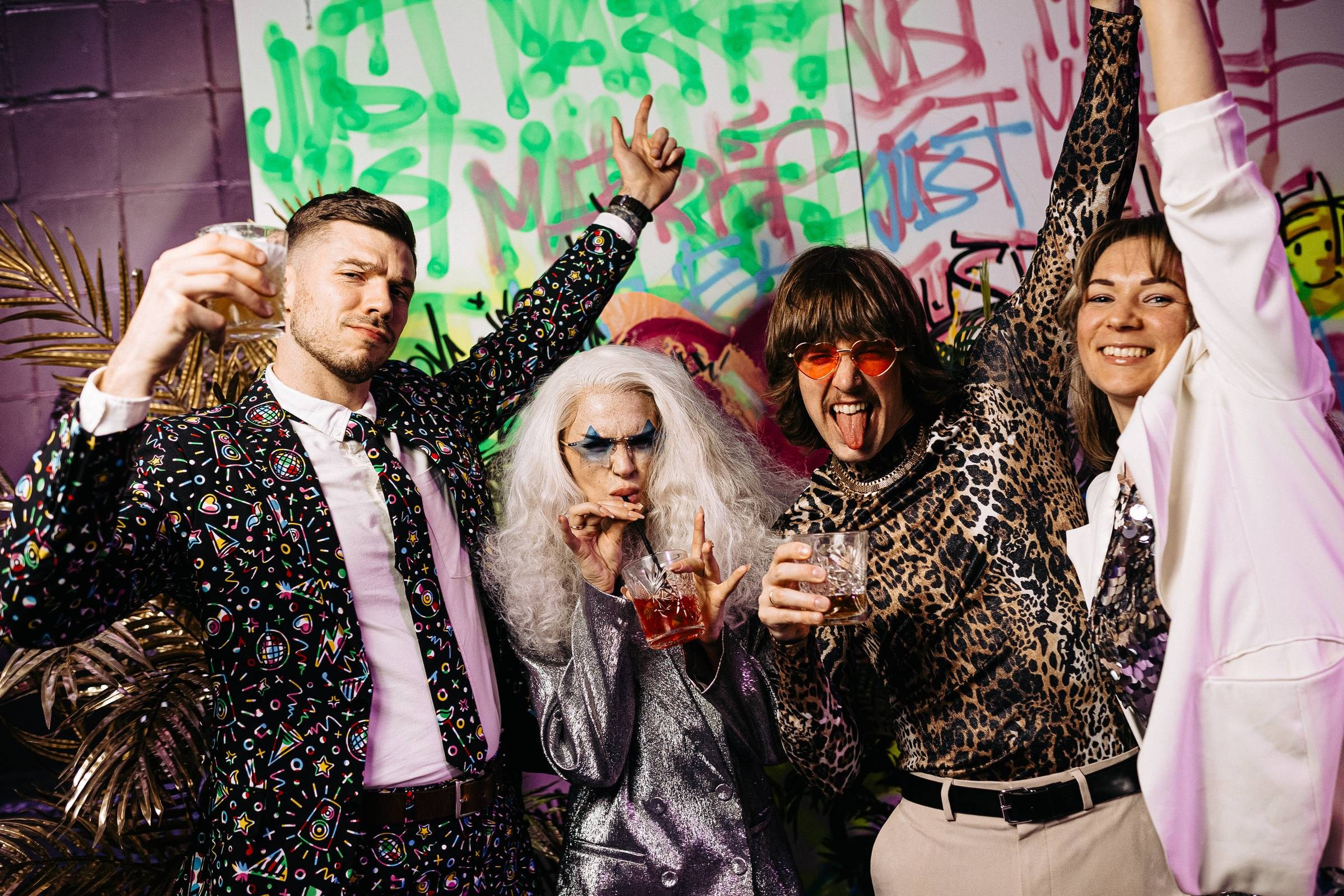 KĀZAS BEZ ROBEŽĀM DISKO STILĀ