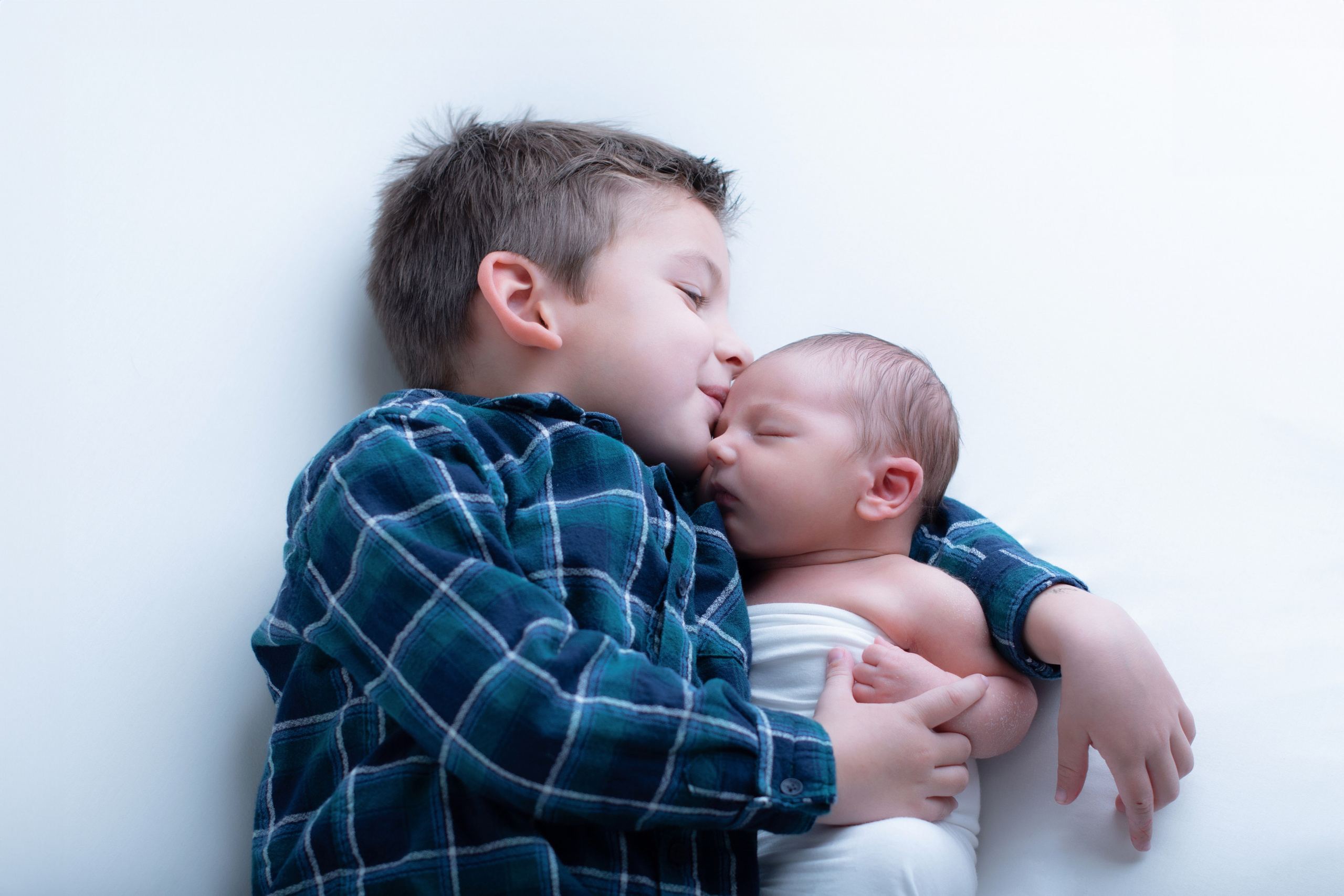 Photo frères et bébé en studio