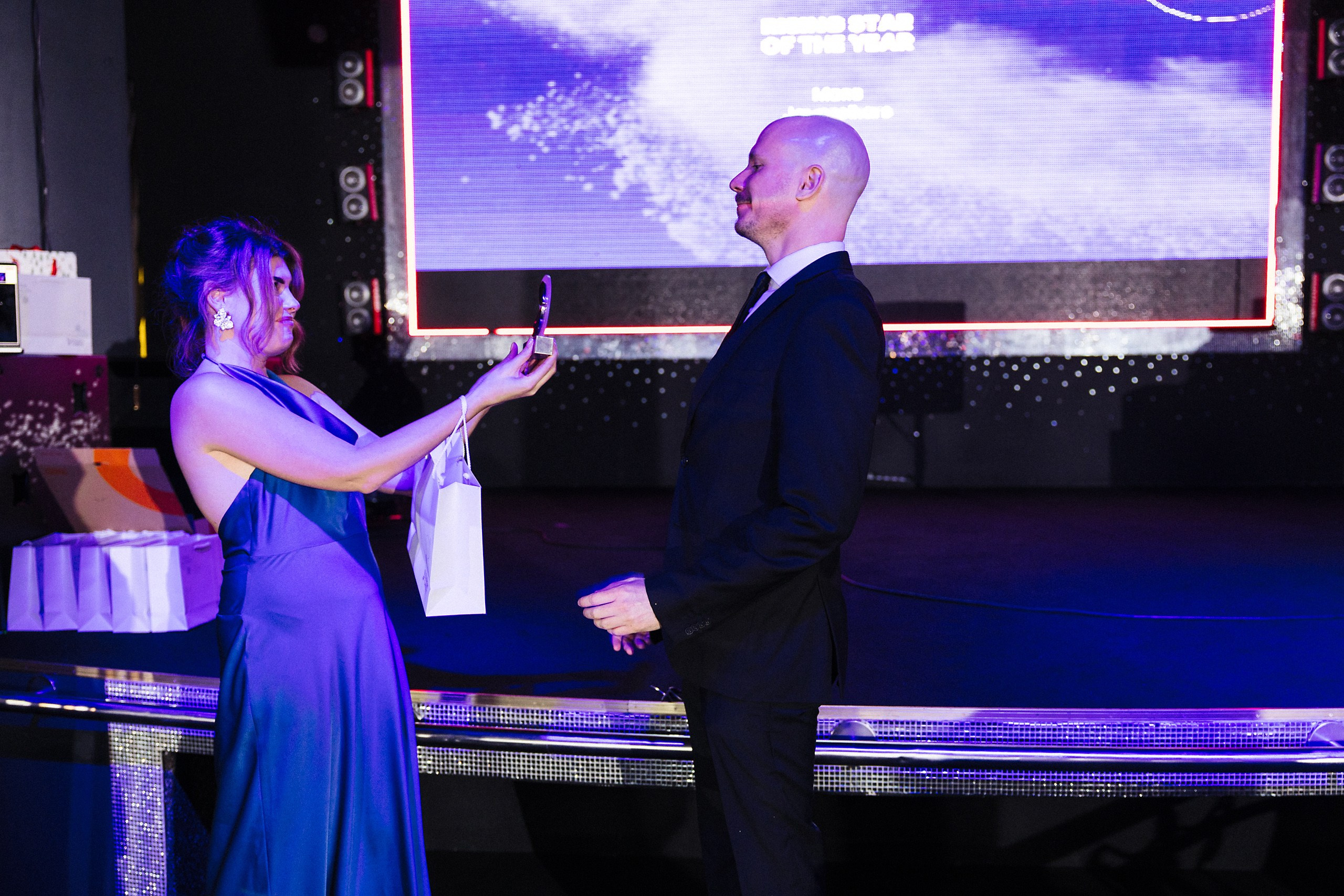 Новогодняя фотосессия в стиле «Оскар» для компаний — свет софитов и звёздные кадры. Евгений Тимофеев | Свадебный и контент-фотограф и видеограф в Риге