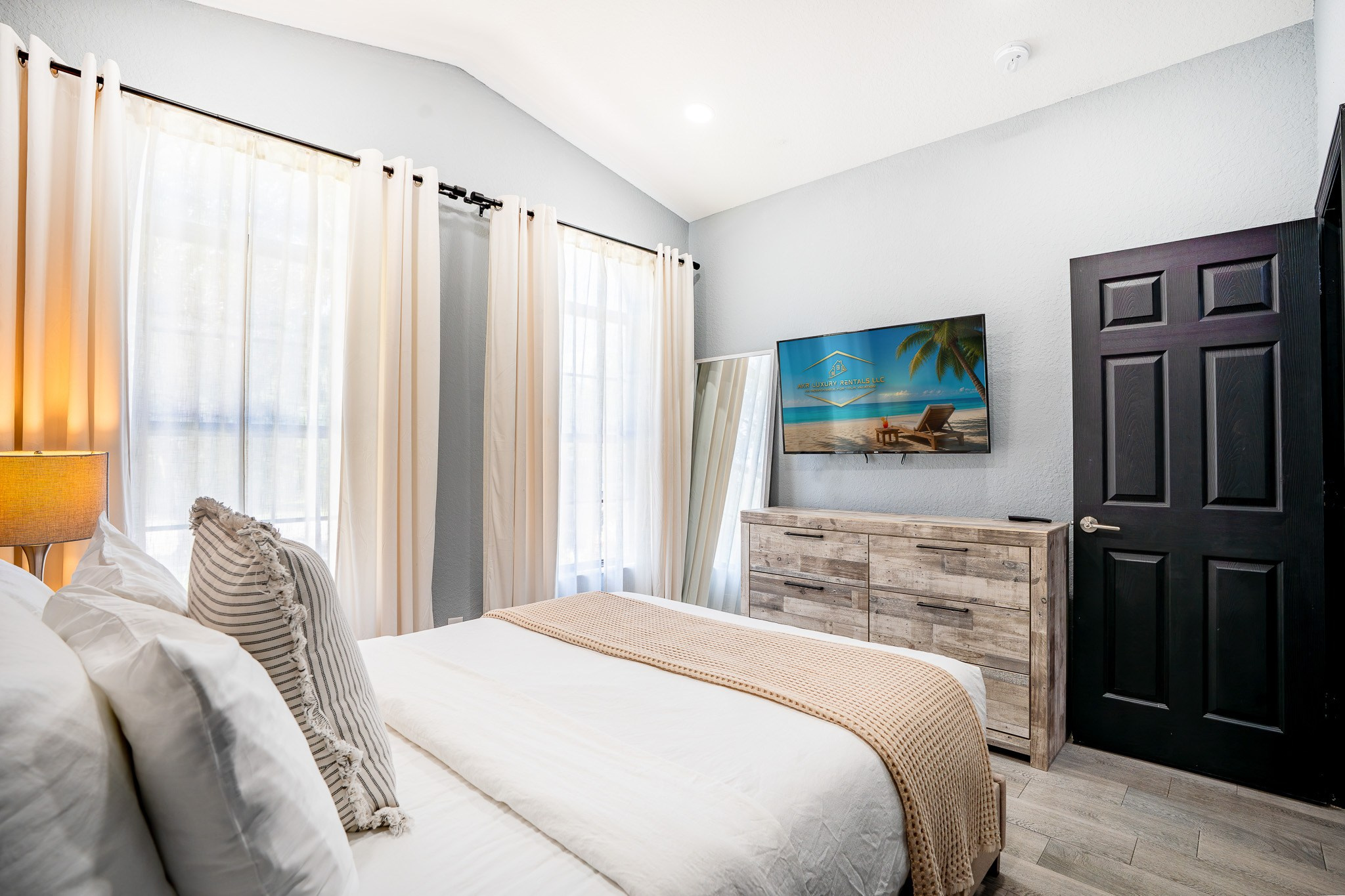 Airbnb: Real Estate 03. Welcome to my video and photo world!