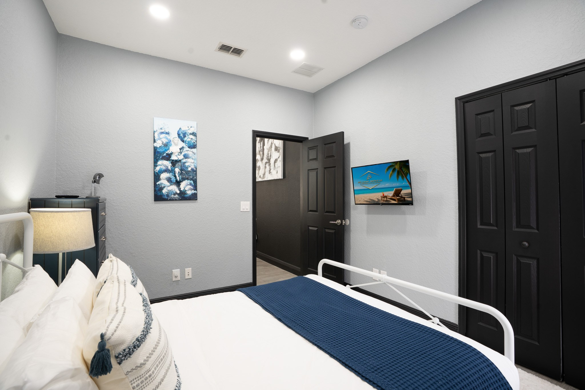 Airbnb: Real Estate 03. Welcome to my video and photo world!