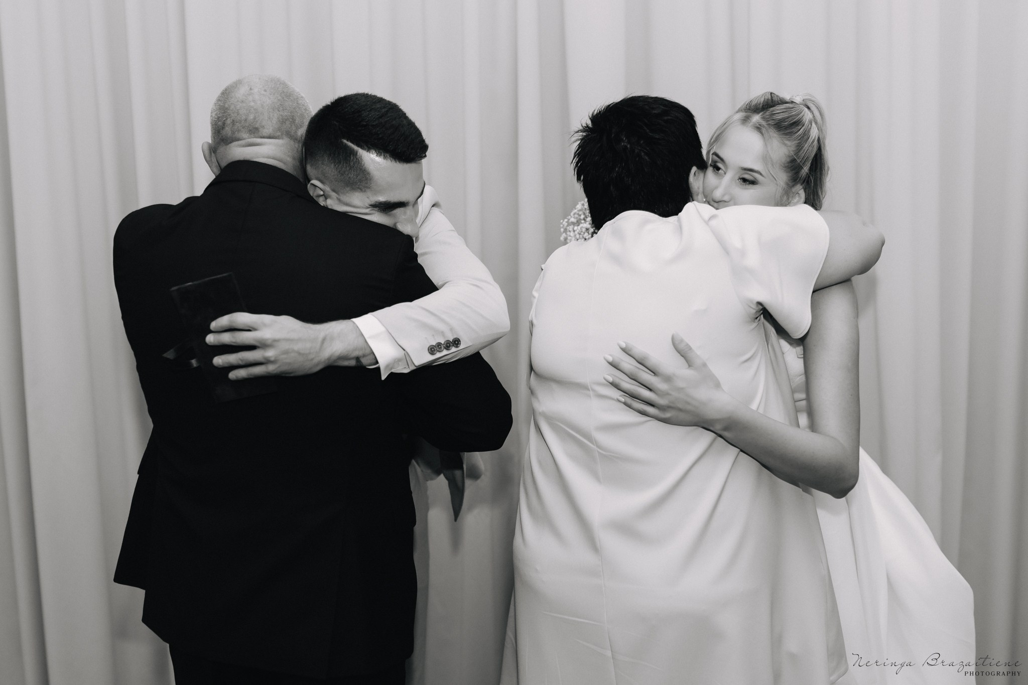 Vestuvinė fotosesija Kaune, Vienybės aikštėje, prie Lietuvos banko