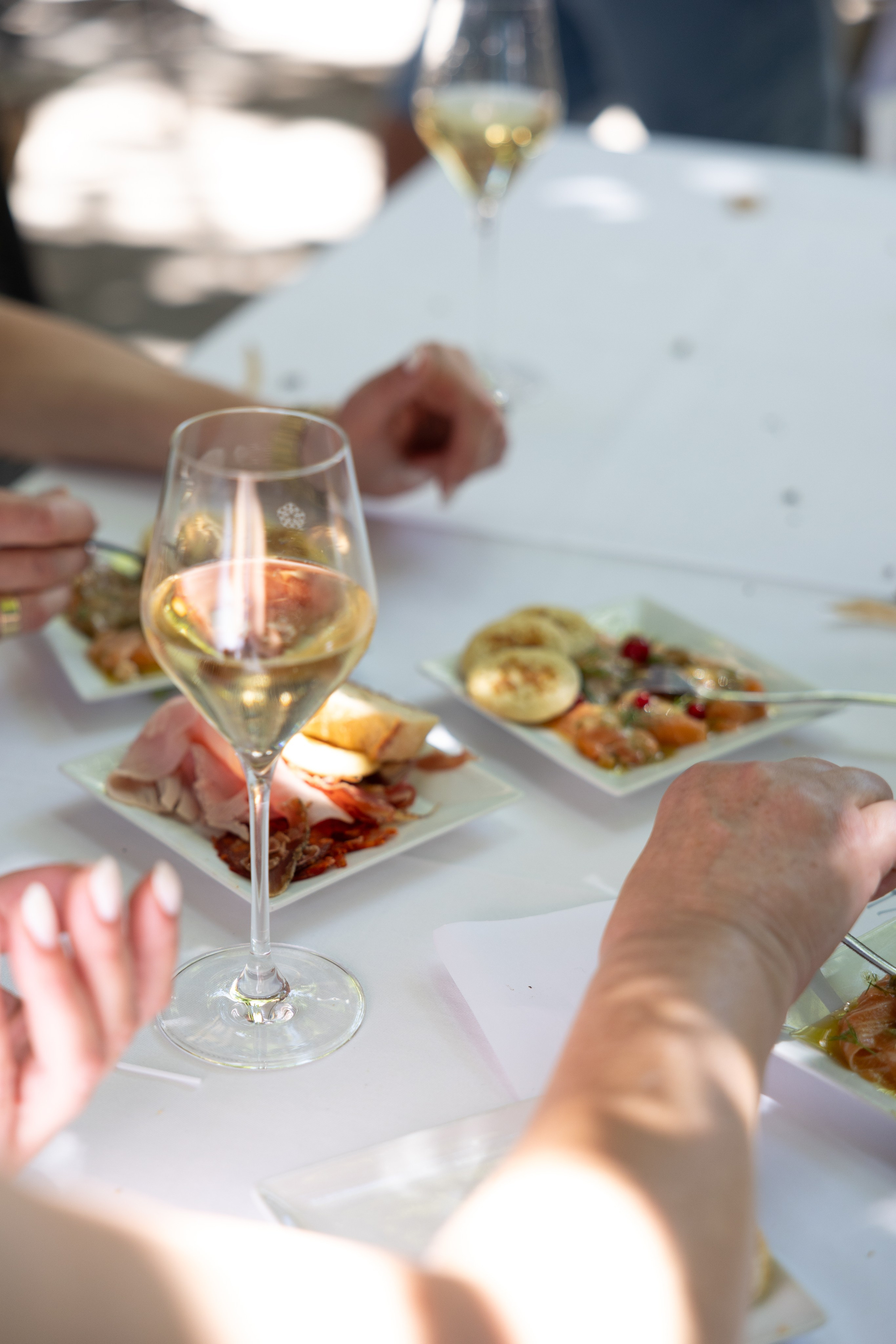 The Baptism of Diana in the Church of Saint-Sernin in Toulouse. Eugénie Smirnova — Photographe à Toulouse et dans le Sud-Ouest