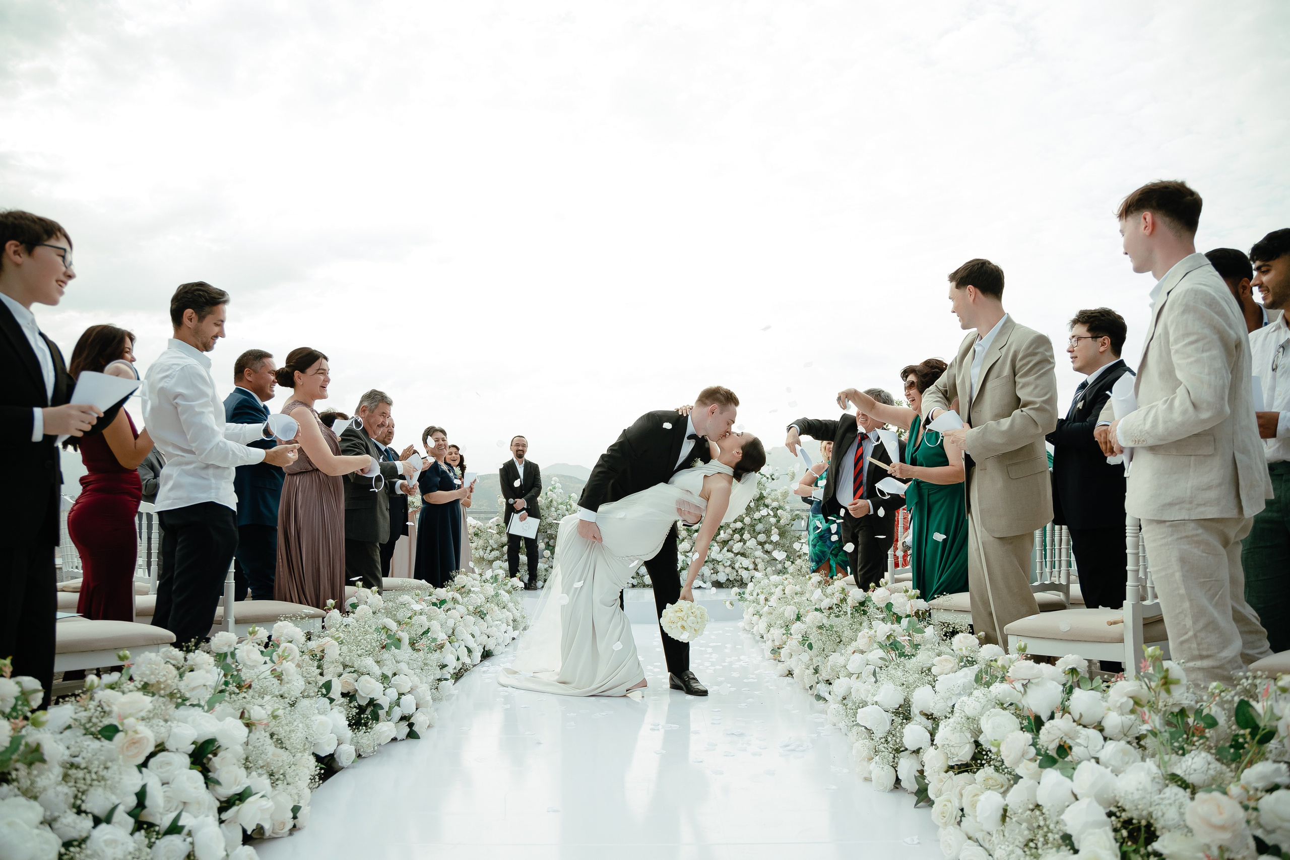 Thomas & Suyumbika. Главная