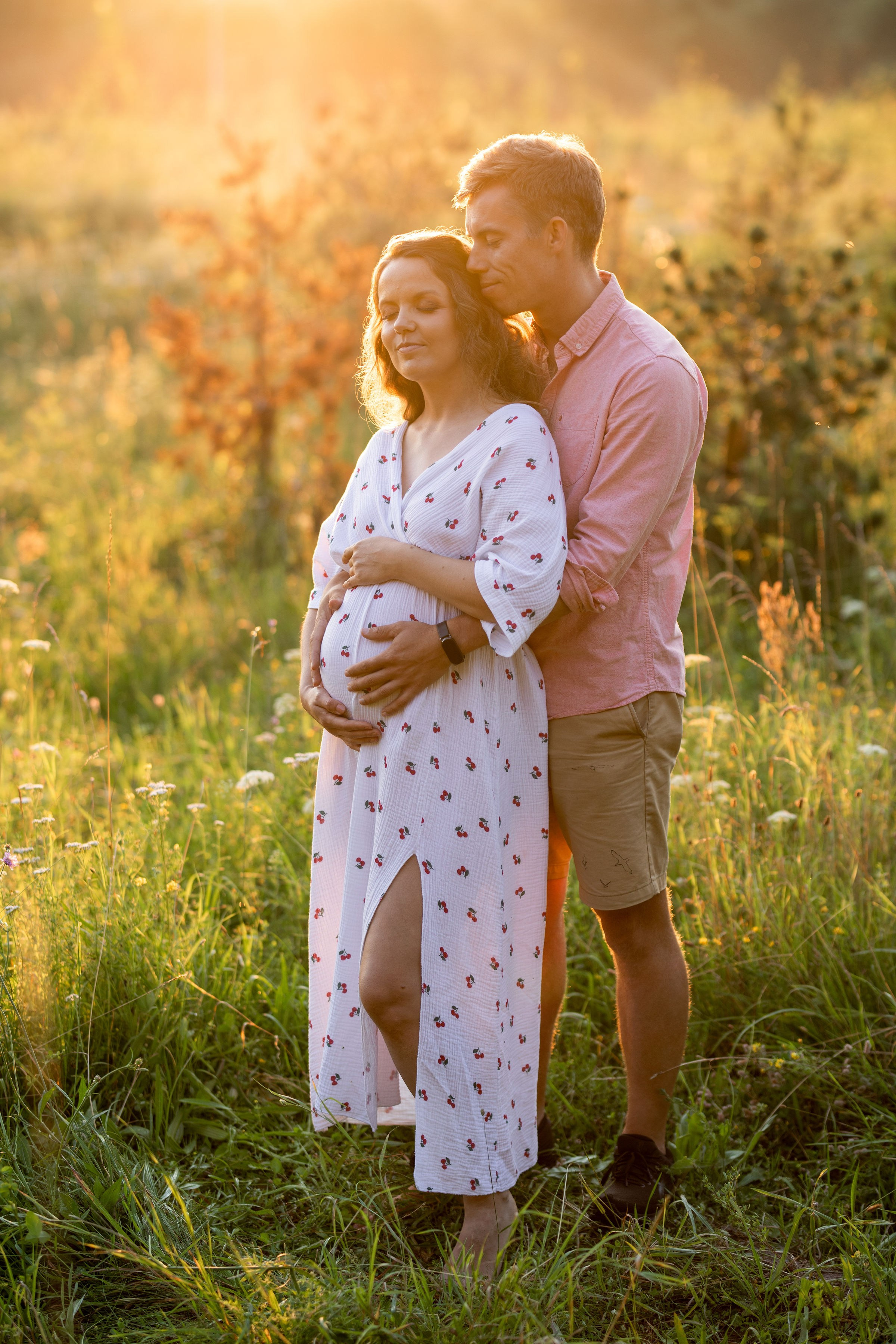 VIKTORIJA IR LINAS | LAUKIMO FOTOSESIJA PIEVOJE. Vestuvių ir nėščiųjų fotografė Raminta Razmaitė