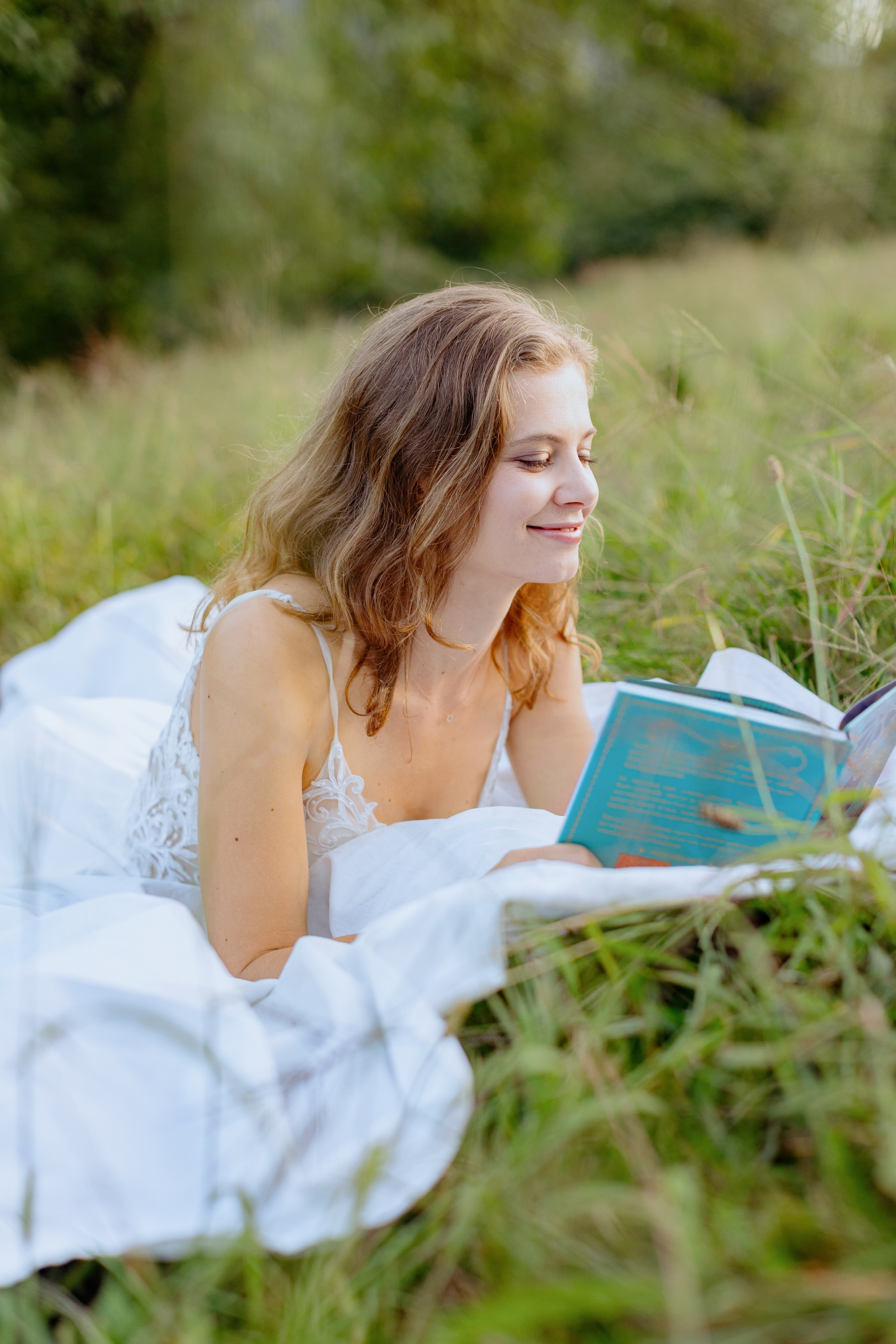 Morning of the bride. Amazing photo session at a time convenient for you. Y