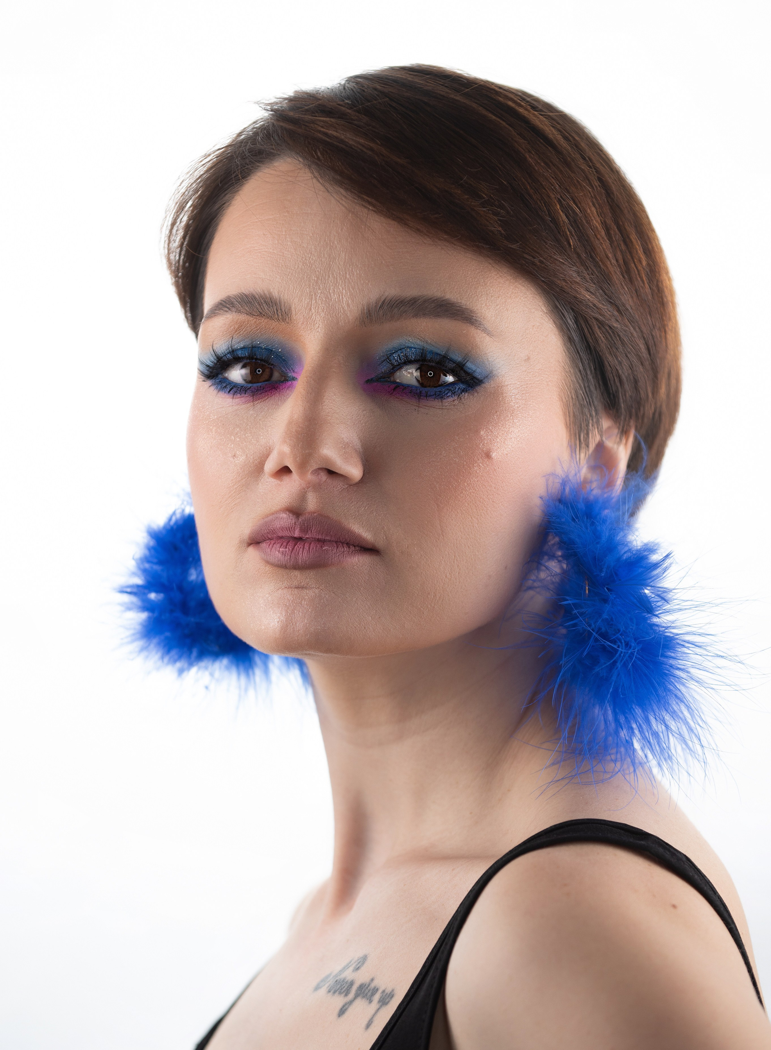 „Machiaj colorat vibrant, cu farduri intense și combinații îndrăznețe de culori. Un look creativ și expresiv pentru un stil unic și plin de personalitate.”