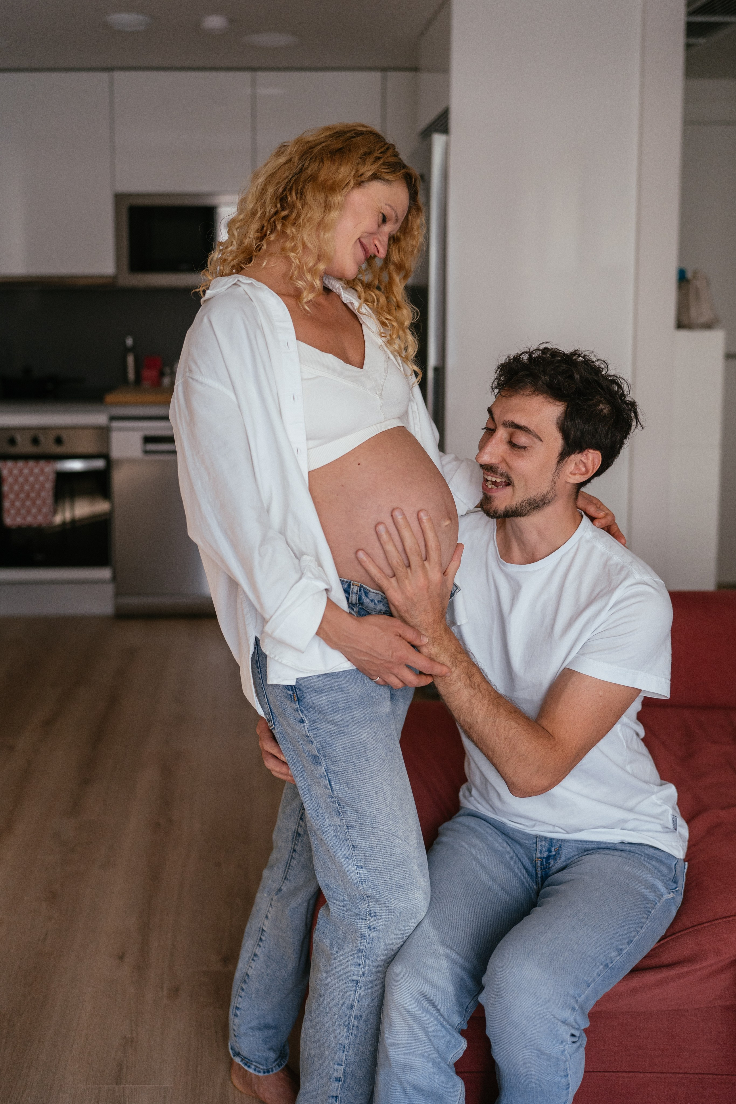 Candid pregnancy photoshoot in the park. Photographer in Madrid, Spain. Alyona Belyaninova