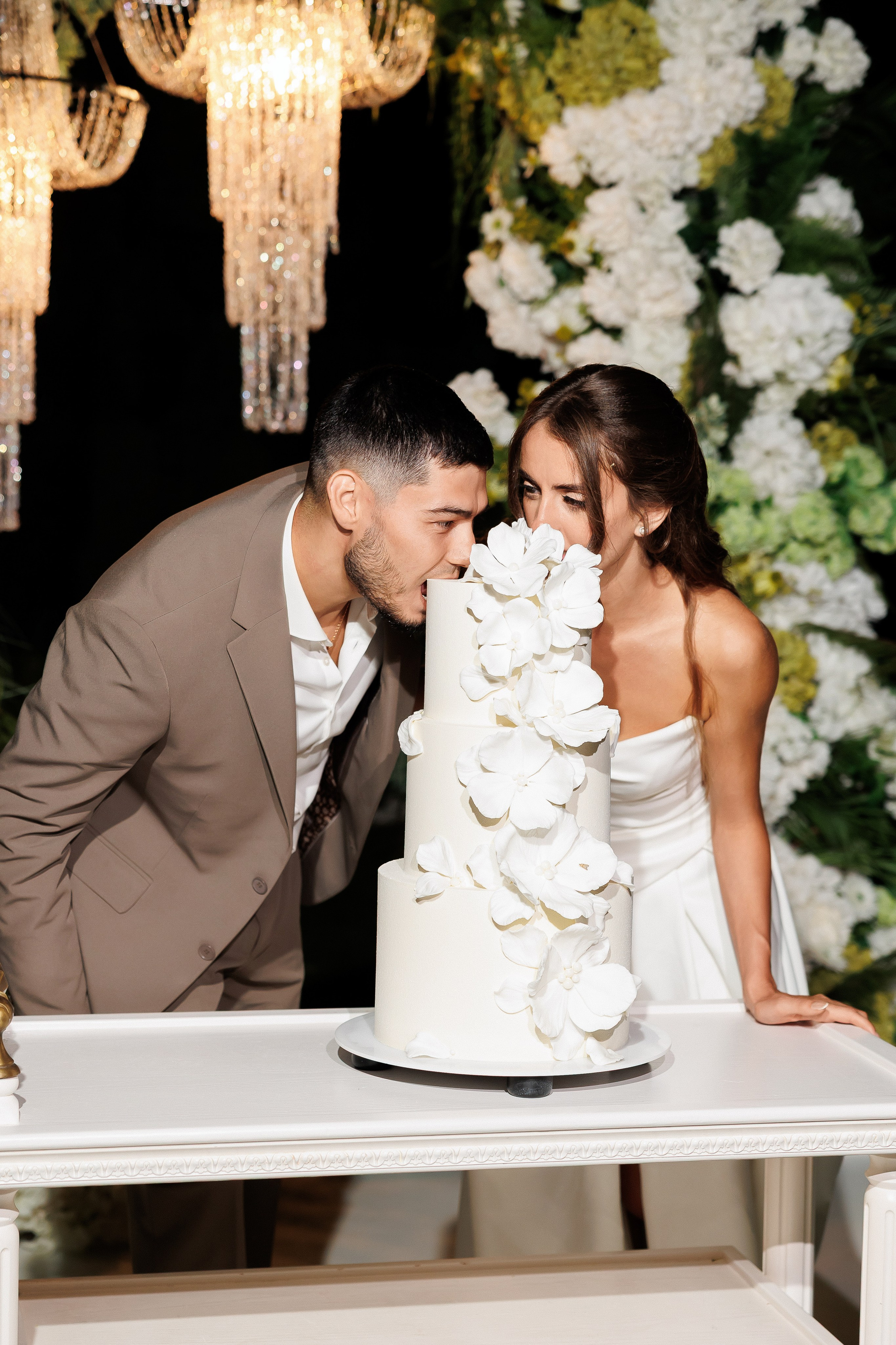 Eugen & Livia — Grand Elysee — Wedding Day. Servicii Foto și Video 067188353