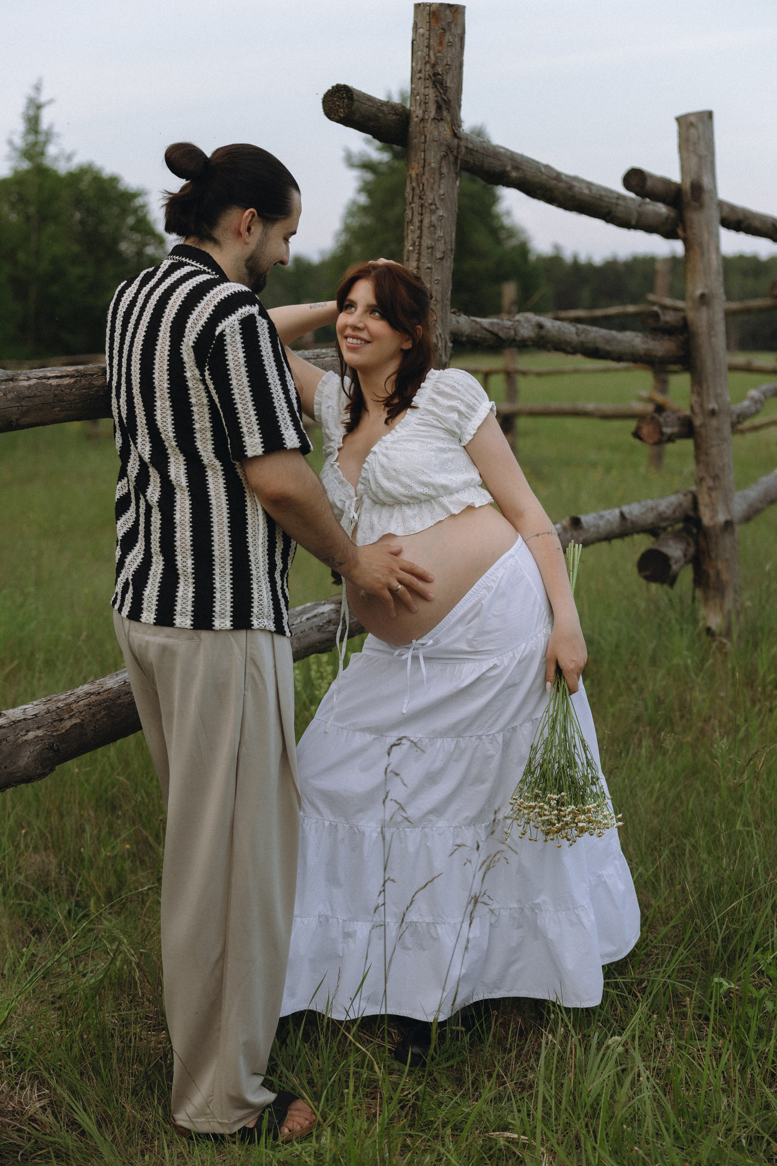 Lera & Maksim | laukimo fotosesija pievoje saulei besileidžiant. Vestuvių ir šeimų fotografė Lena Bondarenko / belove photo