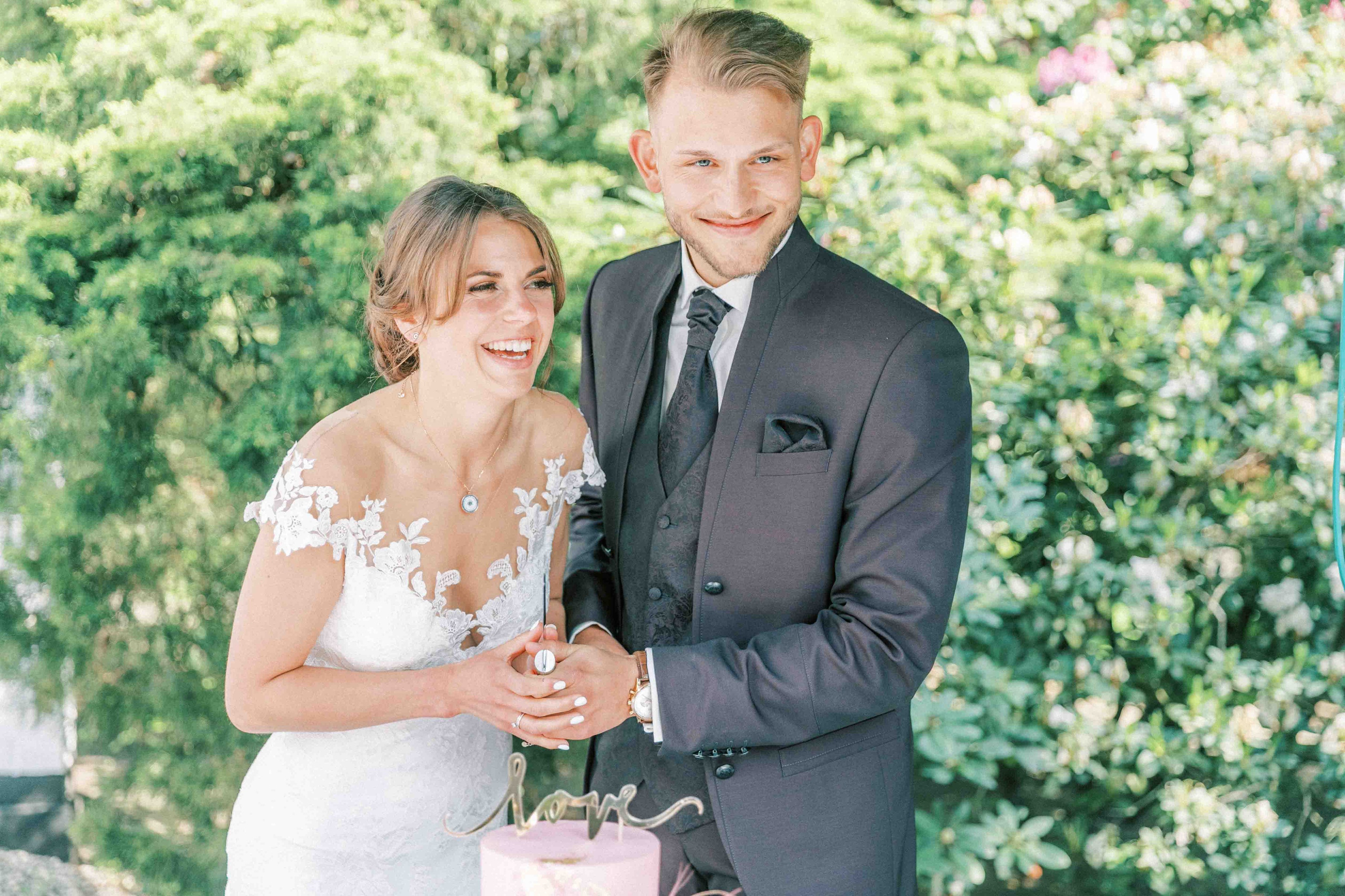 brautpaar tortenanschnitt hochzeit landhaus am see garbsen