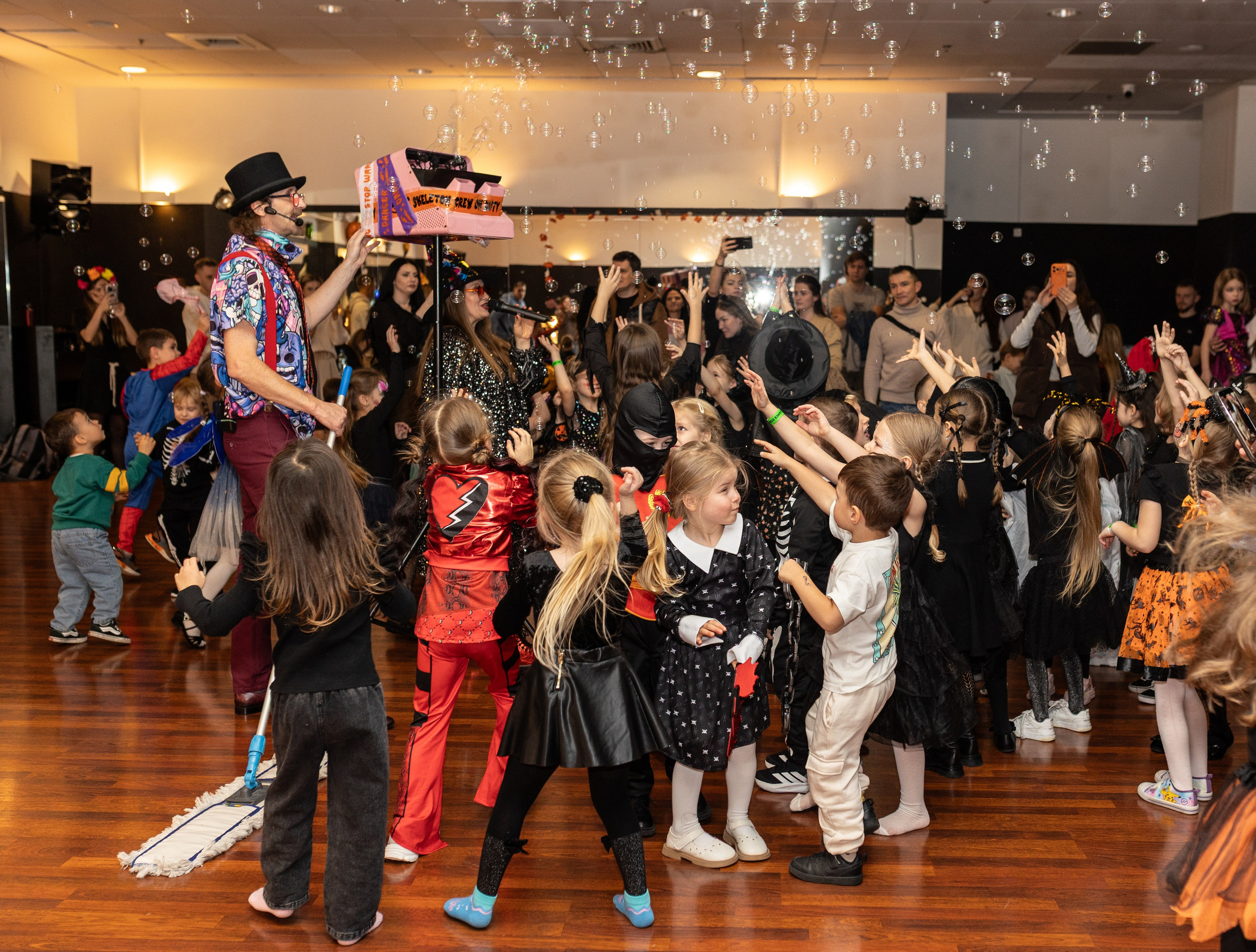 Leo dance studio Helloween 2025. Семейный и детский фотограф в Варшаве Мила Бобровская