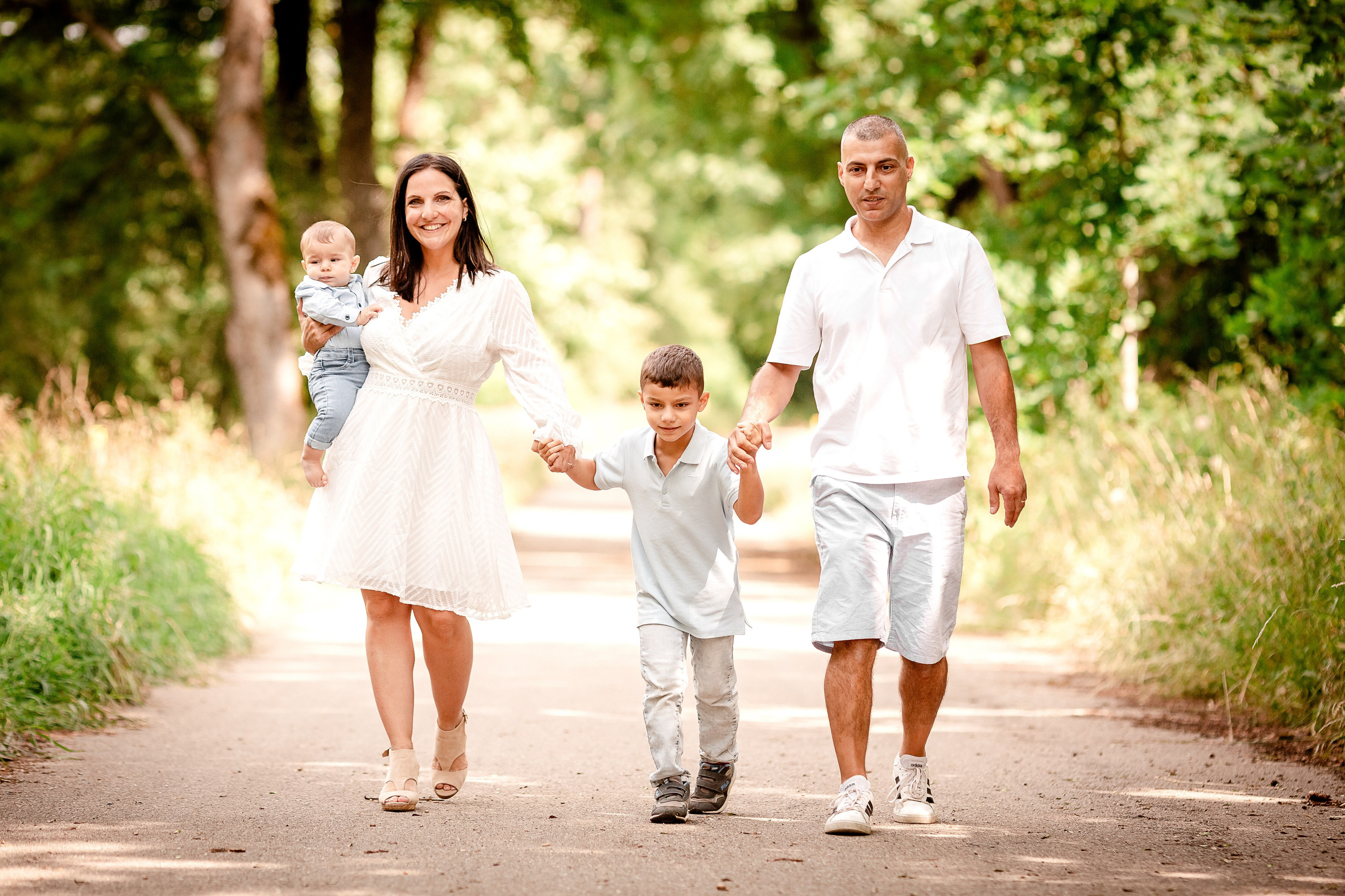 Natürliche Familienbilder am Sommer. Professionele fotografin in Münsingen Olesia Wegele