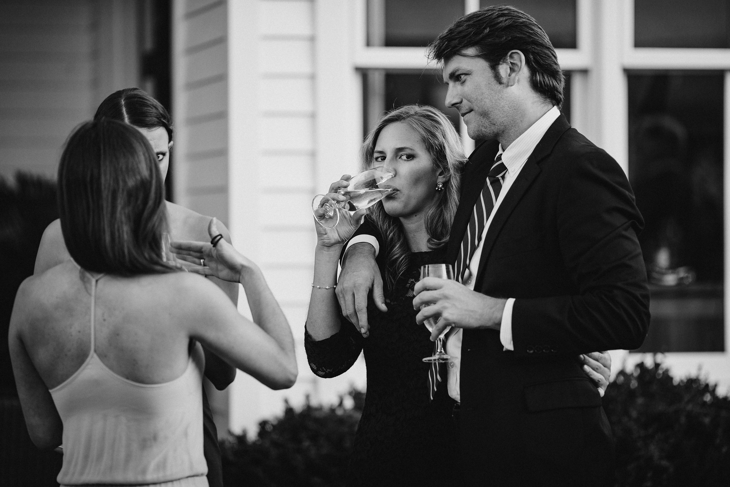 Фотограф в Ирландии Дублин свадьба гость общение бокал улыбка фотки топ свадебных фотографов