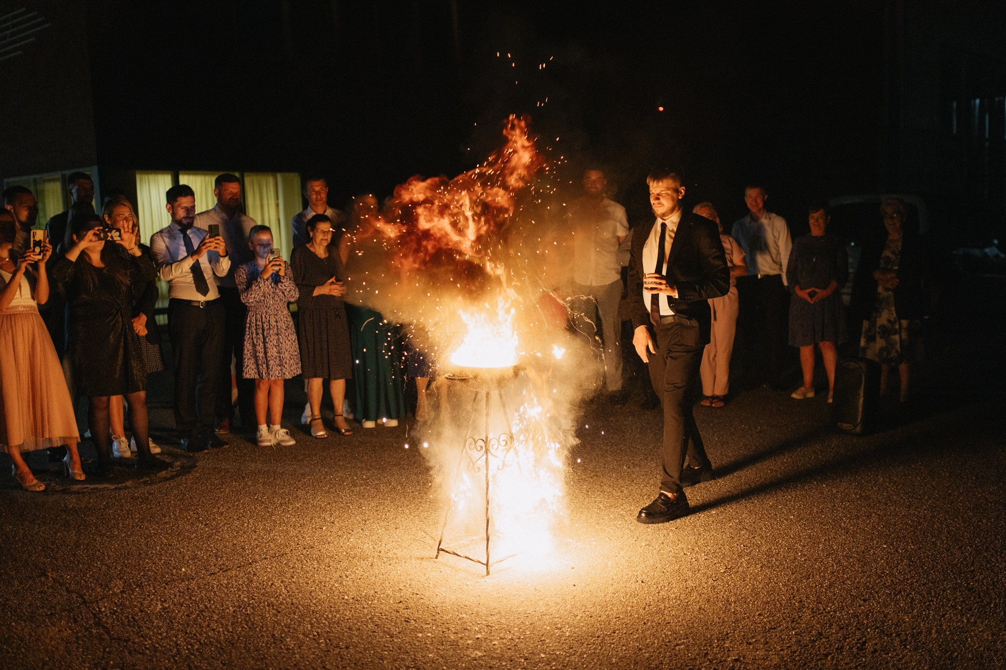 Vestuvinė fotosesija Kaune, Vienybės aikštėje, prie Lietuvos banko