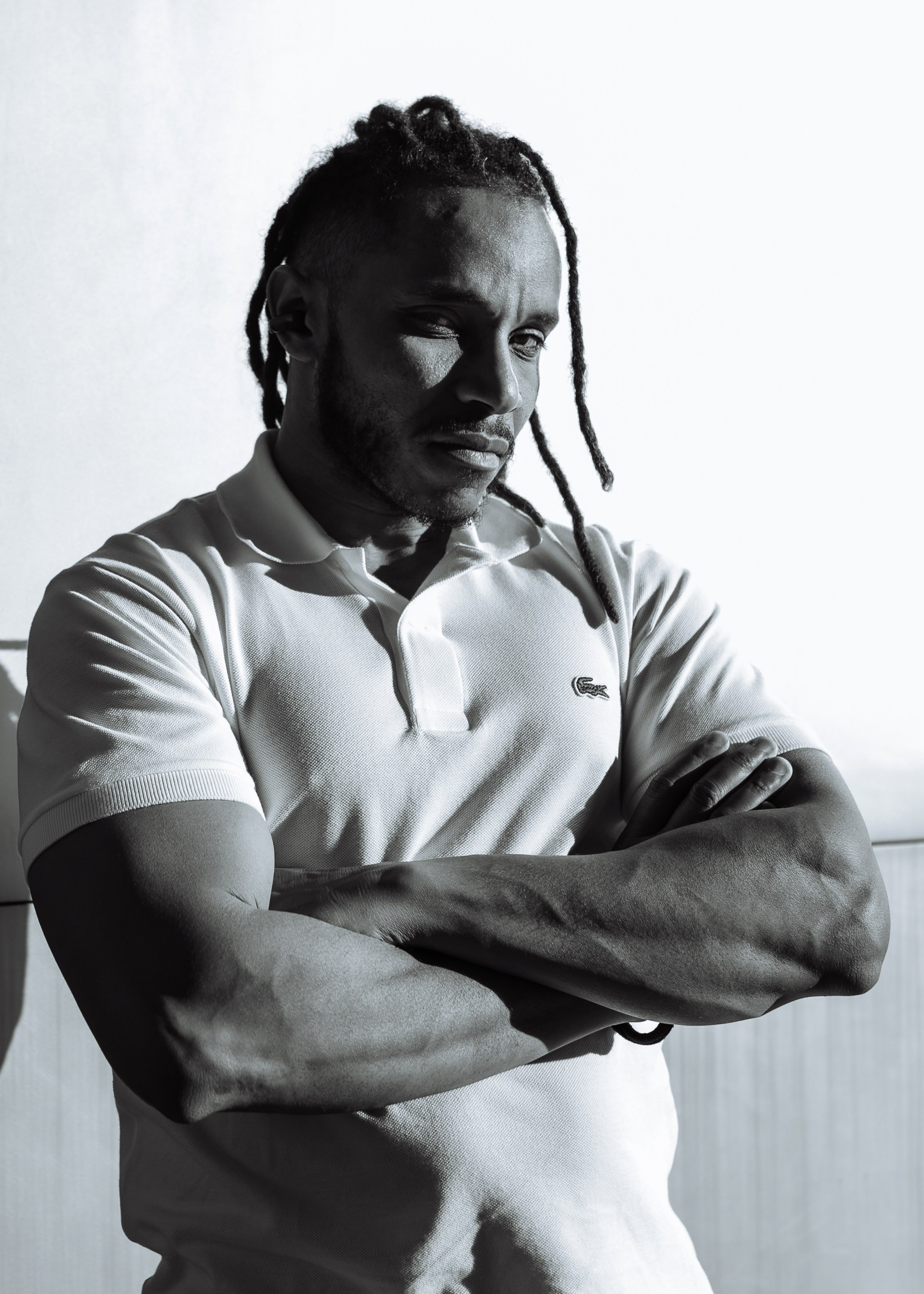 Мускулистый мужчина, чб 