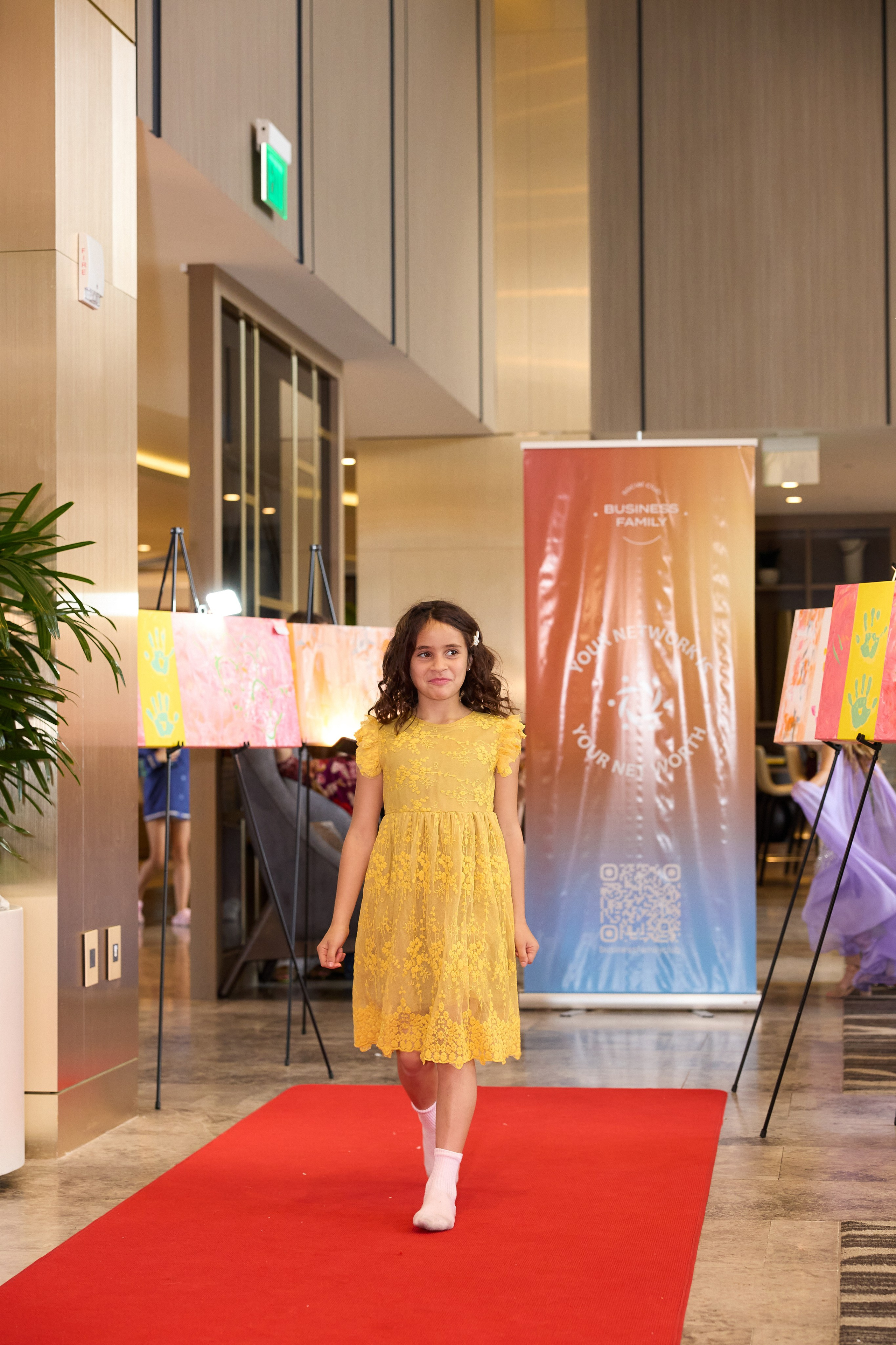 Авторская благотворительная художественная выставка Дианы Бортник. Фотограф Юлия Маковеева