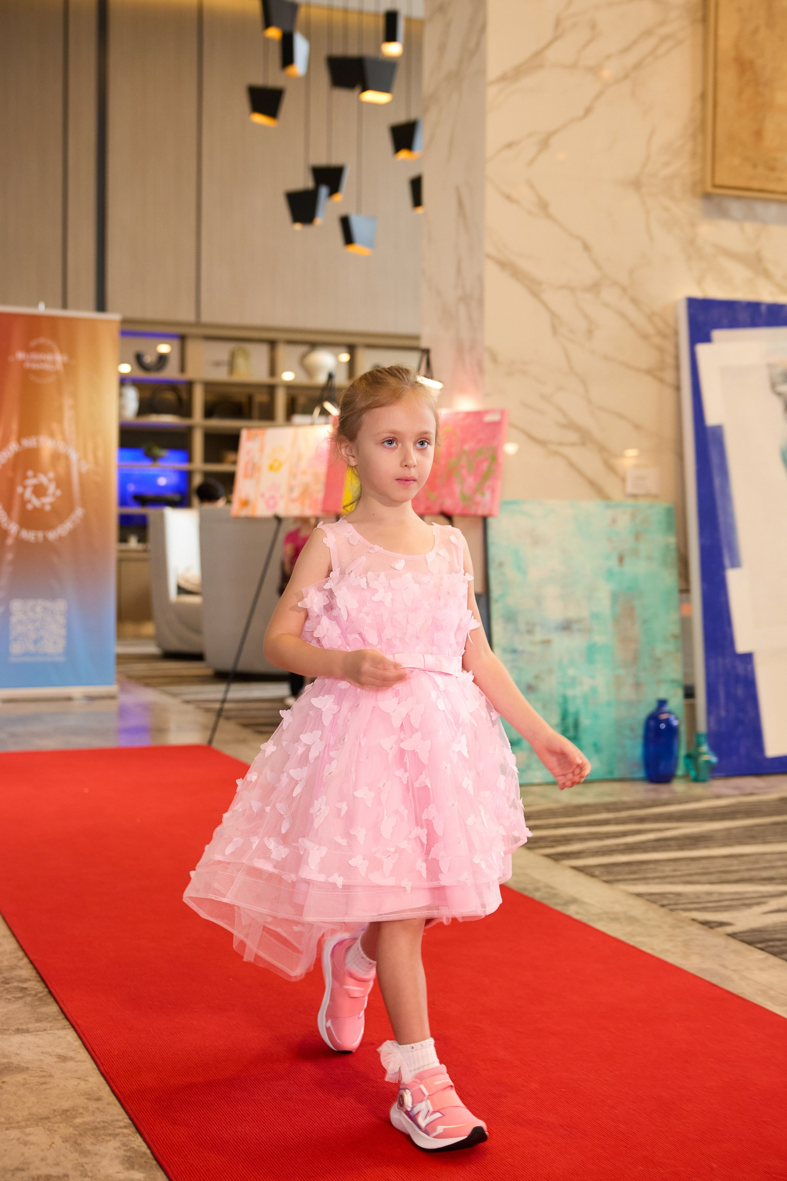 Авторская благотворительная художественная выставка Дианы Бортник. Фотограф Юлия Маковеева